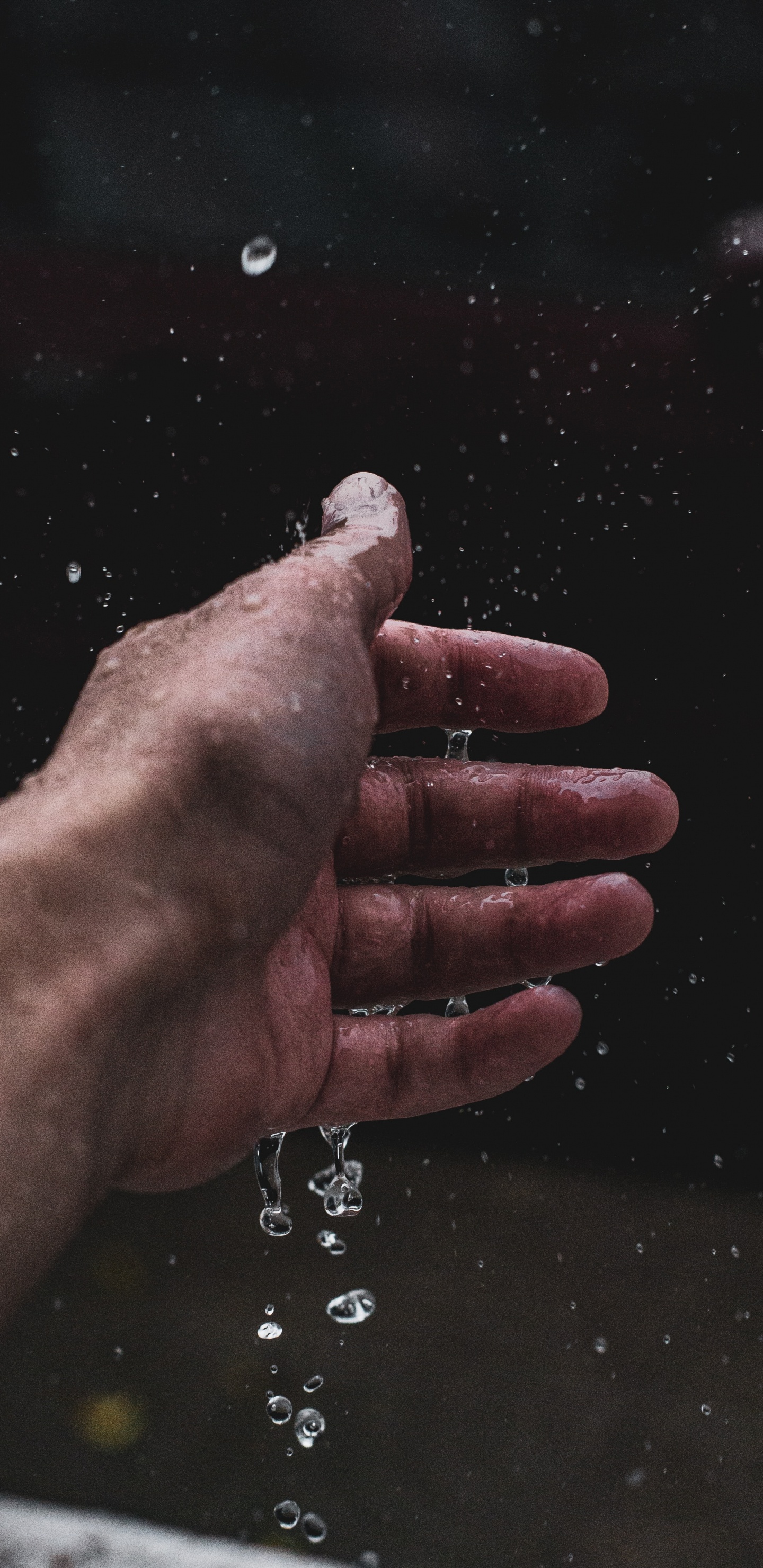 Обои вода, большой палец, человек, жест, рука в разрешении 1440x2960