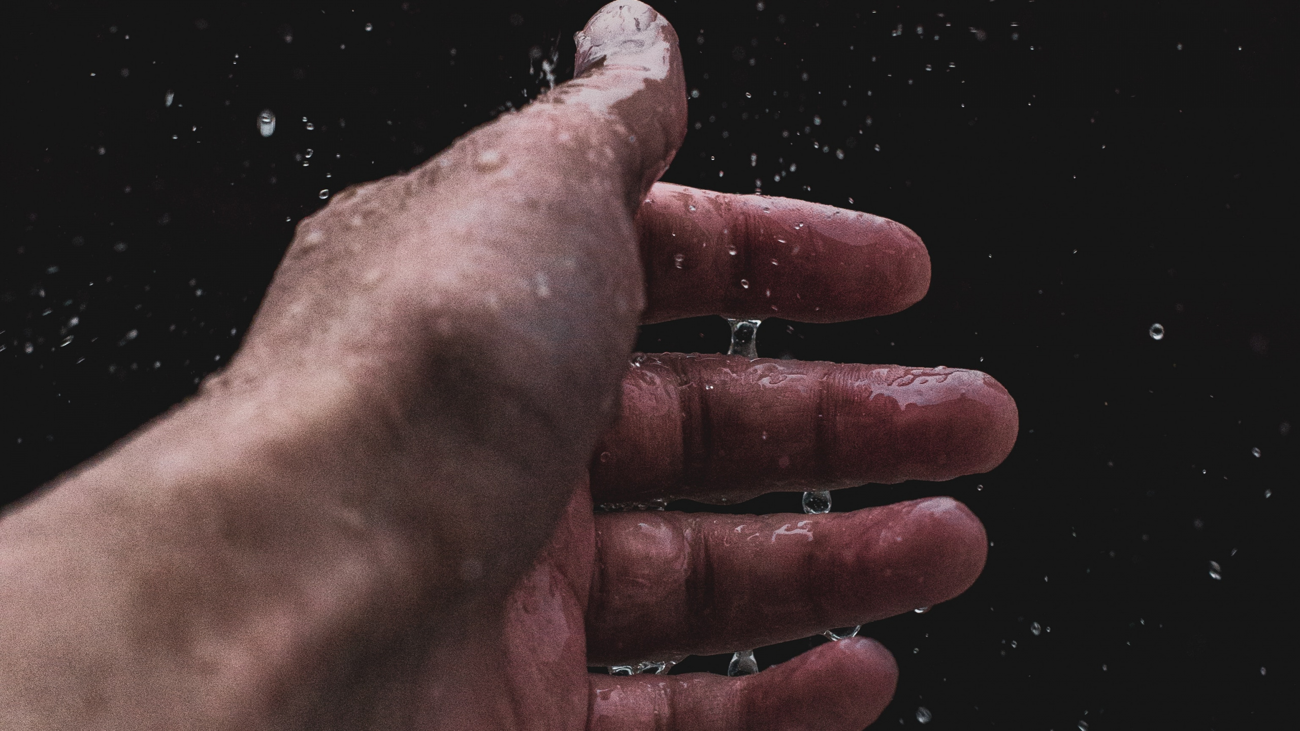 Обои вода, большой палец, человек, жест, рука в разрешении 2560x1440