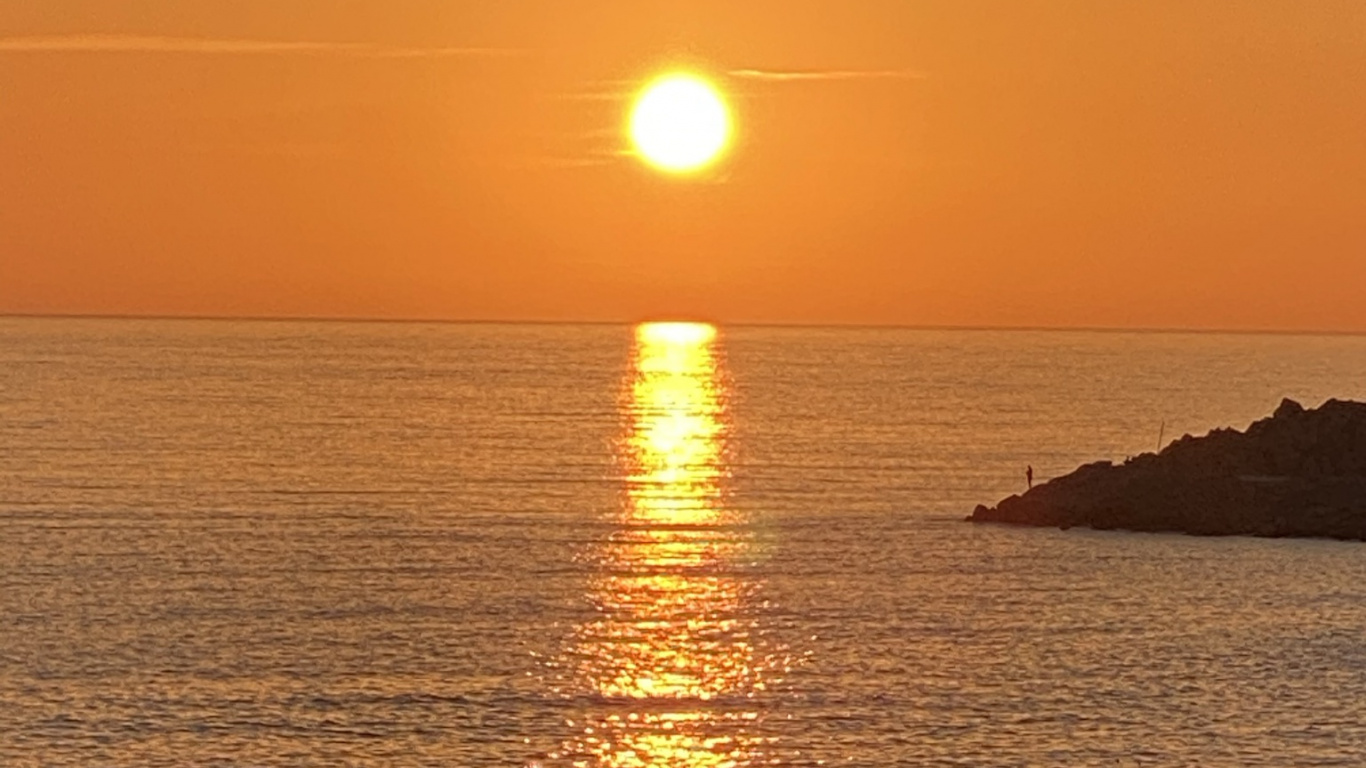 Обои горизонт, солнце, вода, гидроресурсы, атмосфера в разрешении 1366x768