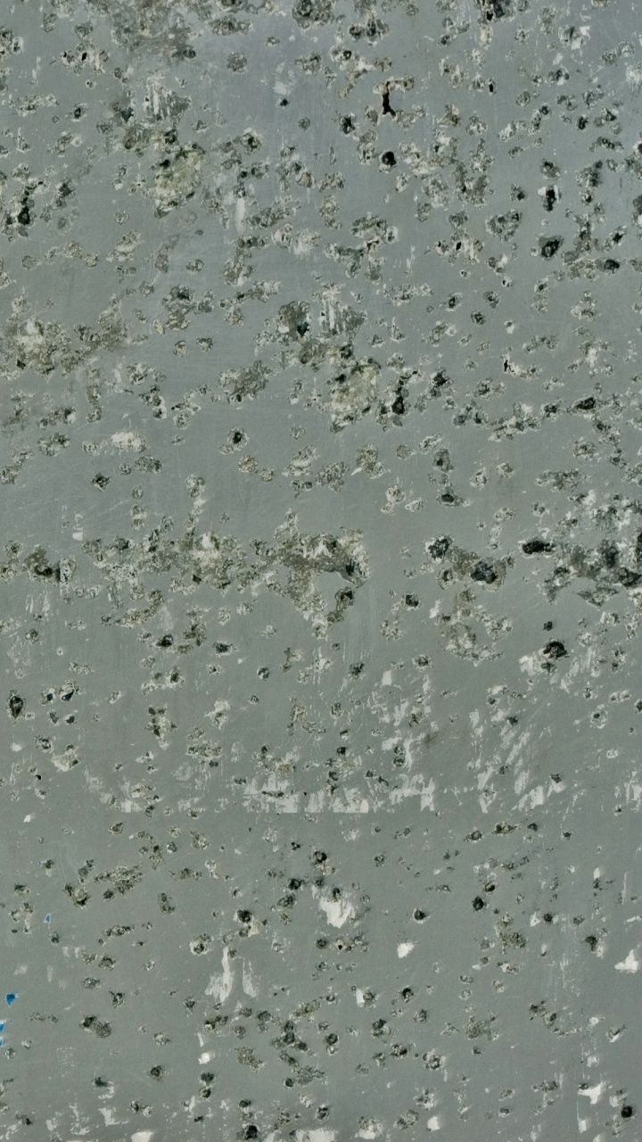 Обои дорожное покрытие, бетон, асфальт, дождь, металл в разрешении 720x1280