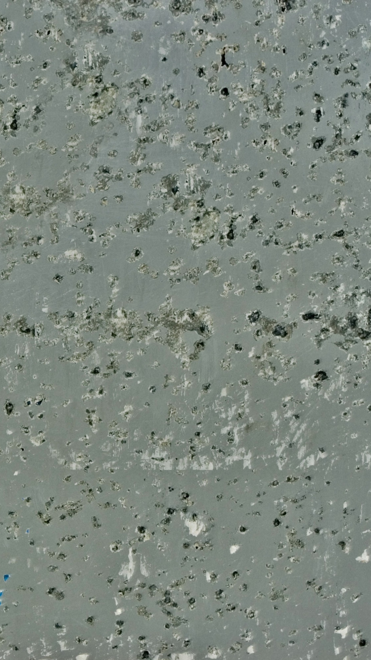 Обои дорожное покрытие, бетон, асфальт, дождь, металл в разрешении 750x1334