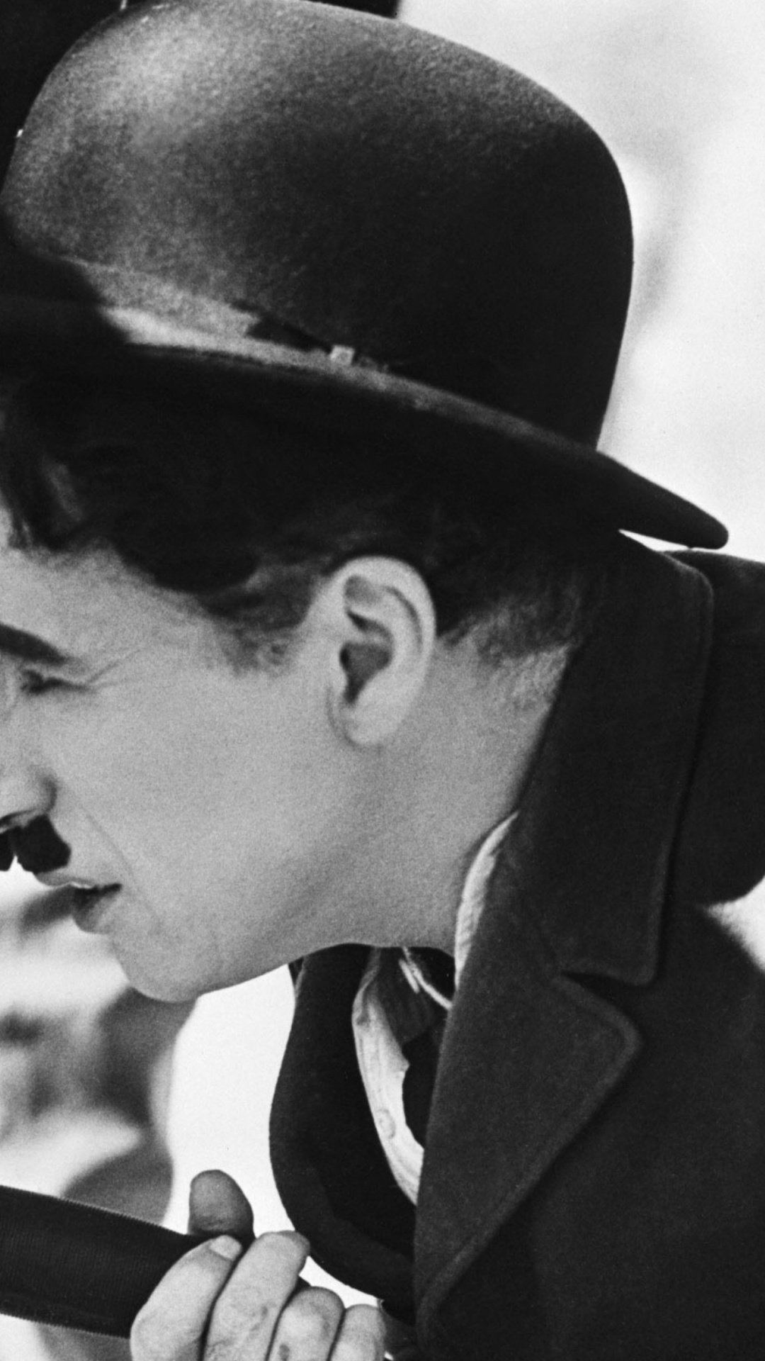 Обои оператор камеры, фильм, черно белая, технологии, кинематографист в разрешении 1080x1920