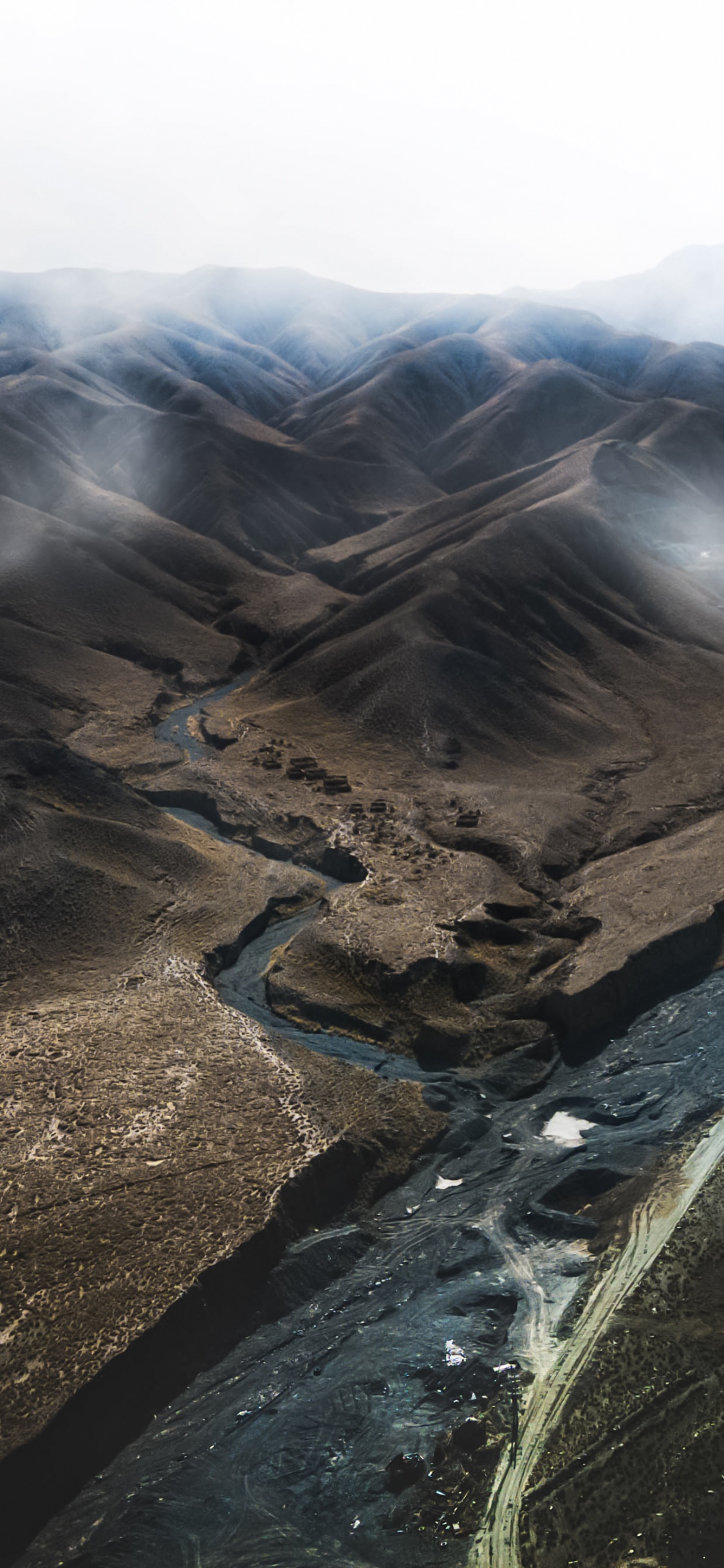 Обои нагорье, гора, вода, облако, склон в разрешении 1125x2436