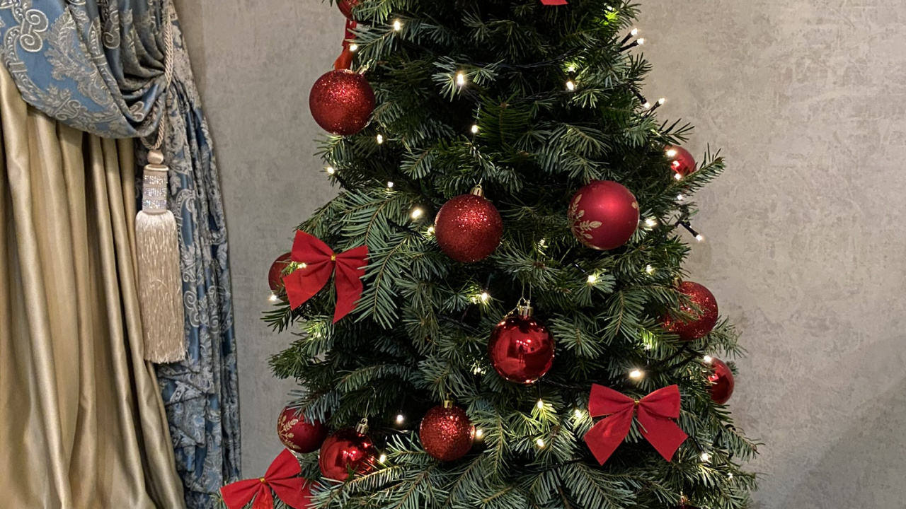 Обои елка, Рождественский день, событие, Рождественские украшения, дизайн интерьера в разрешении 1280x720