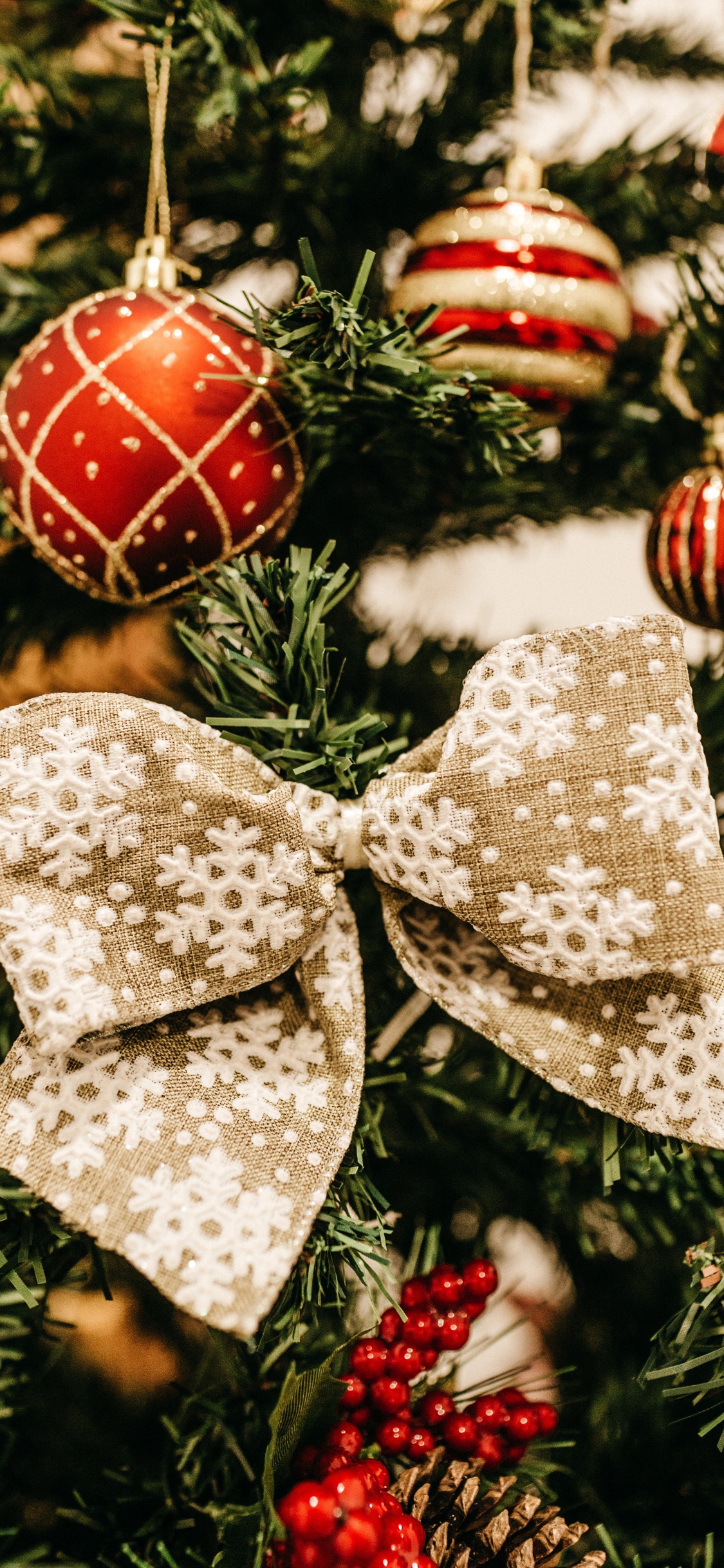 Обои Рождественский день, рождественский орнамент, Рождественские украшения, орнамент, праздничный орнамент в разрешении 1125x2436