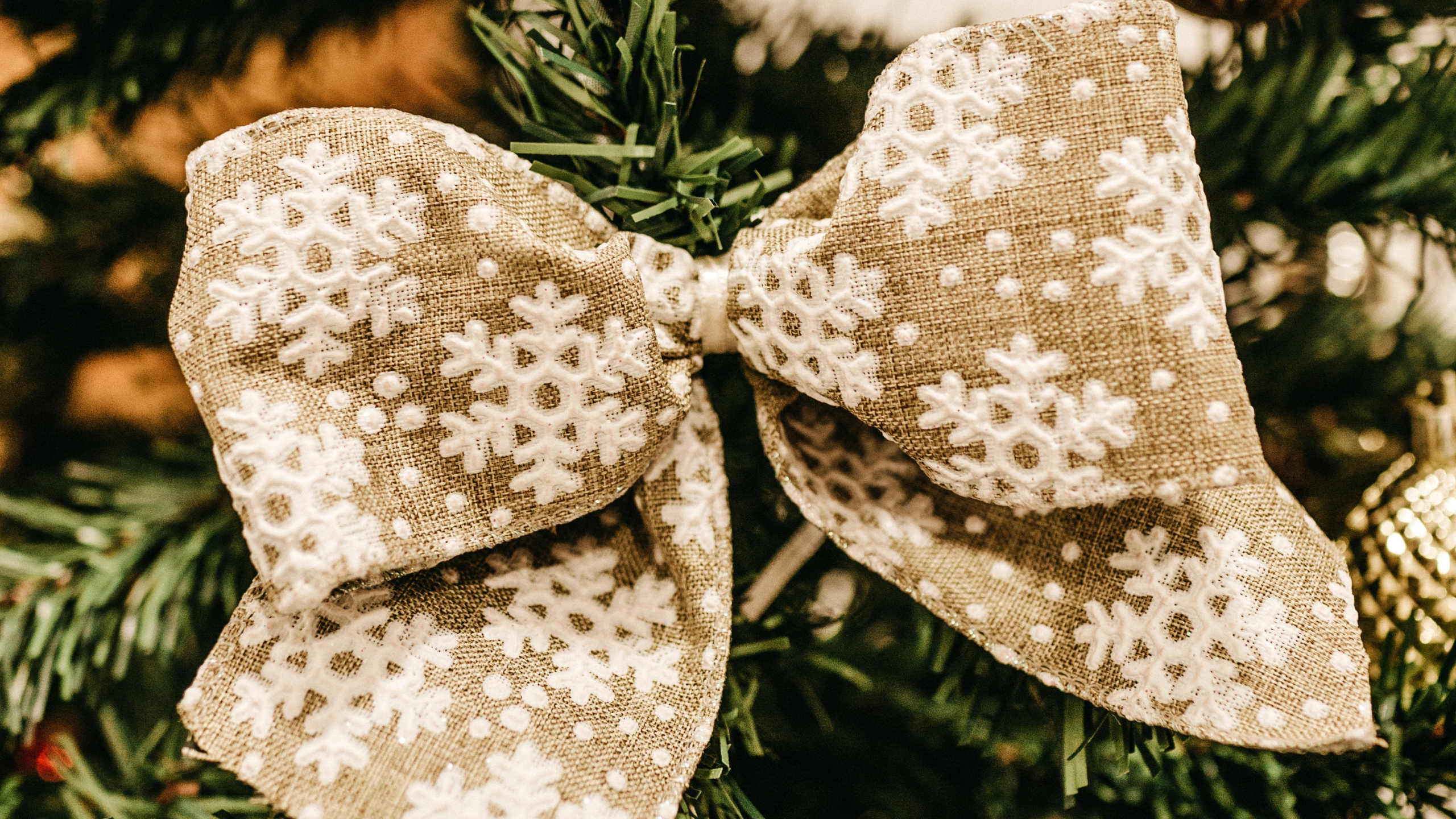 Обои Рождественский день, рождественский орнамент, Рождественские украшения, орнамент, праздничный орнамент в разрешении 2560x1440