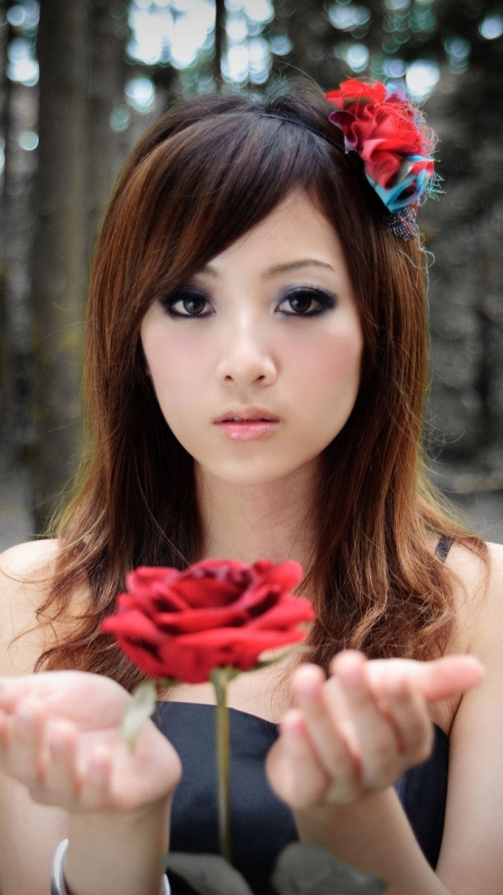 Обои Роза, красный цвет, красота, кожа, длинные волосы в разрешении 720x1280