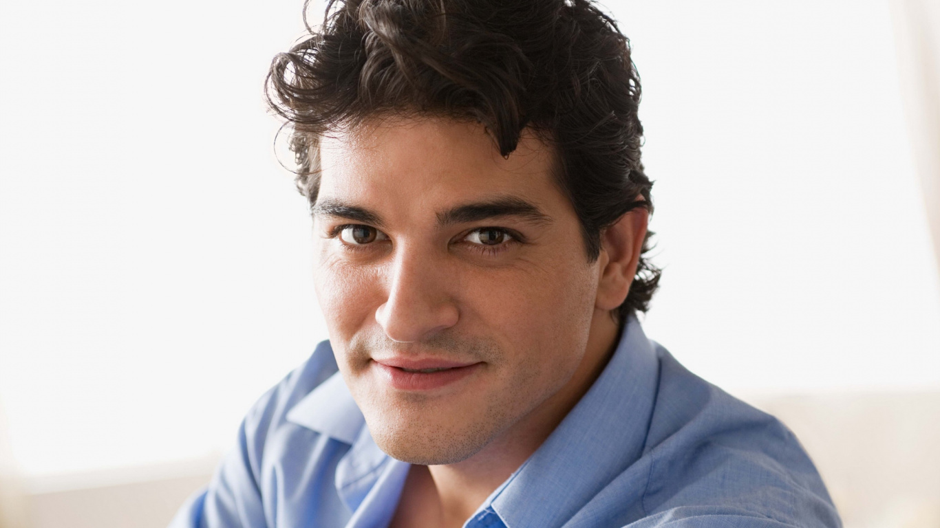 Обои волосы, улыбка, каштановые волосы, белые воротнички, шерсть в разрешении 1366x768