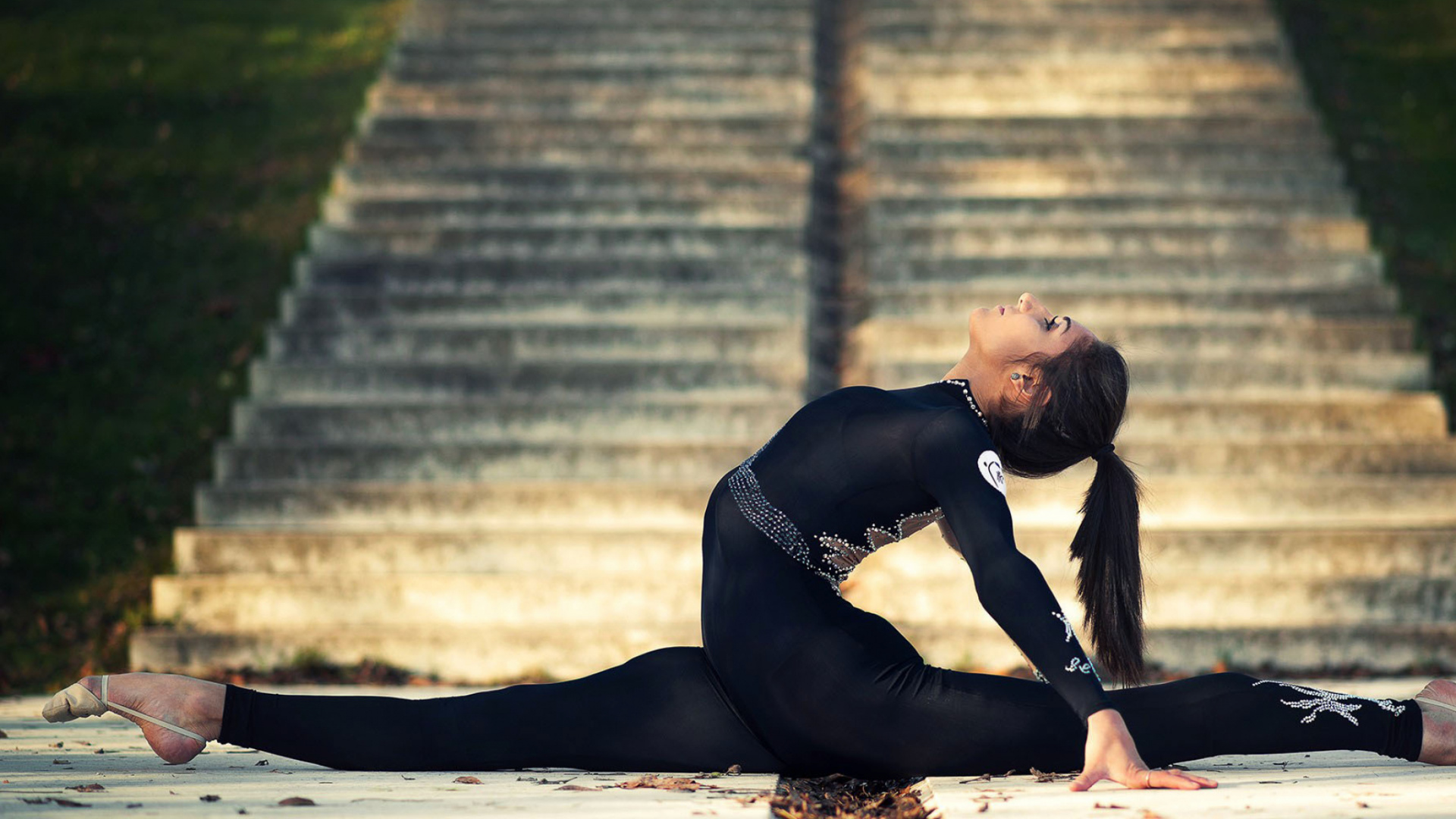 Обои гимнастика, сидящий, физическая подготовка, художественная гимнастика, свет в разрешении 1920x1080