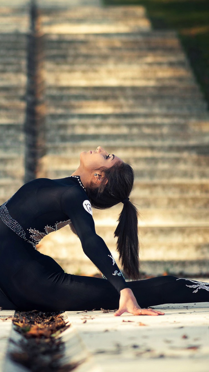 Обои гимнастика, сидящий, физическая подготовка, художественная гимнастика, свет в разрешении 720x1280