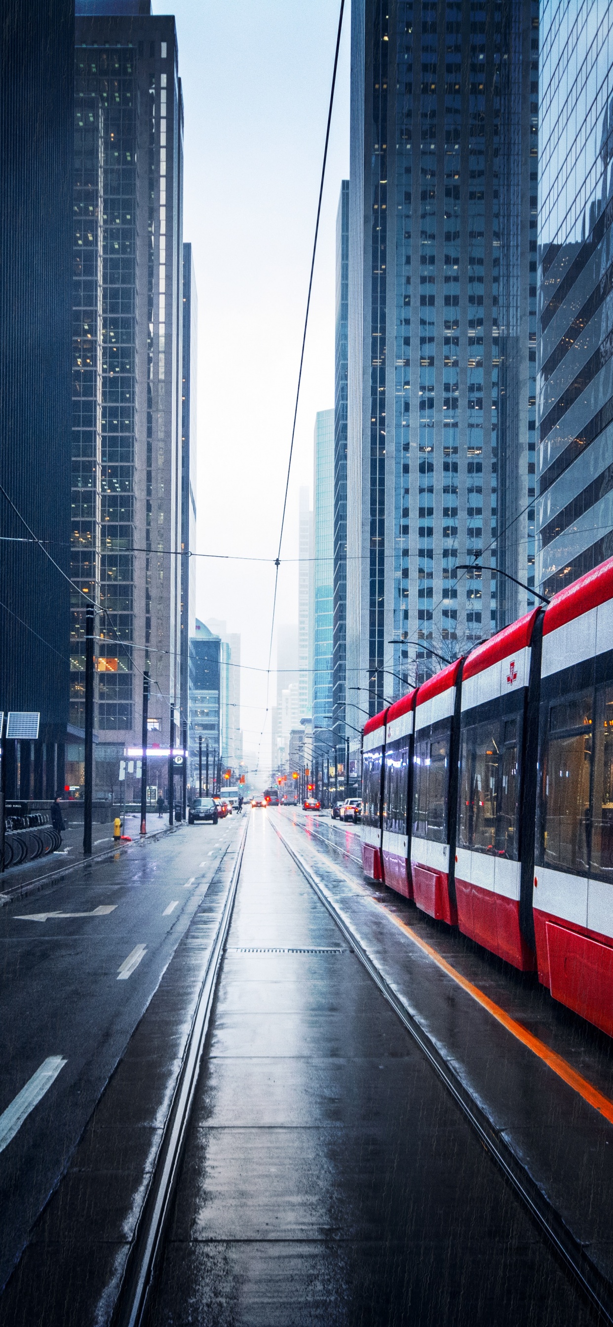 Обои Торонто, поезд, здание, автомобильное освещение, небоскреб в разрешении 1242x2688