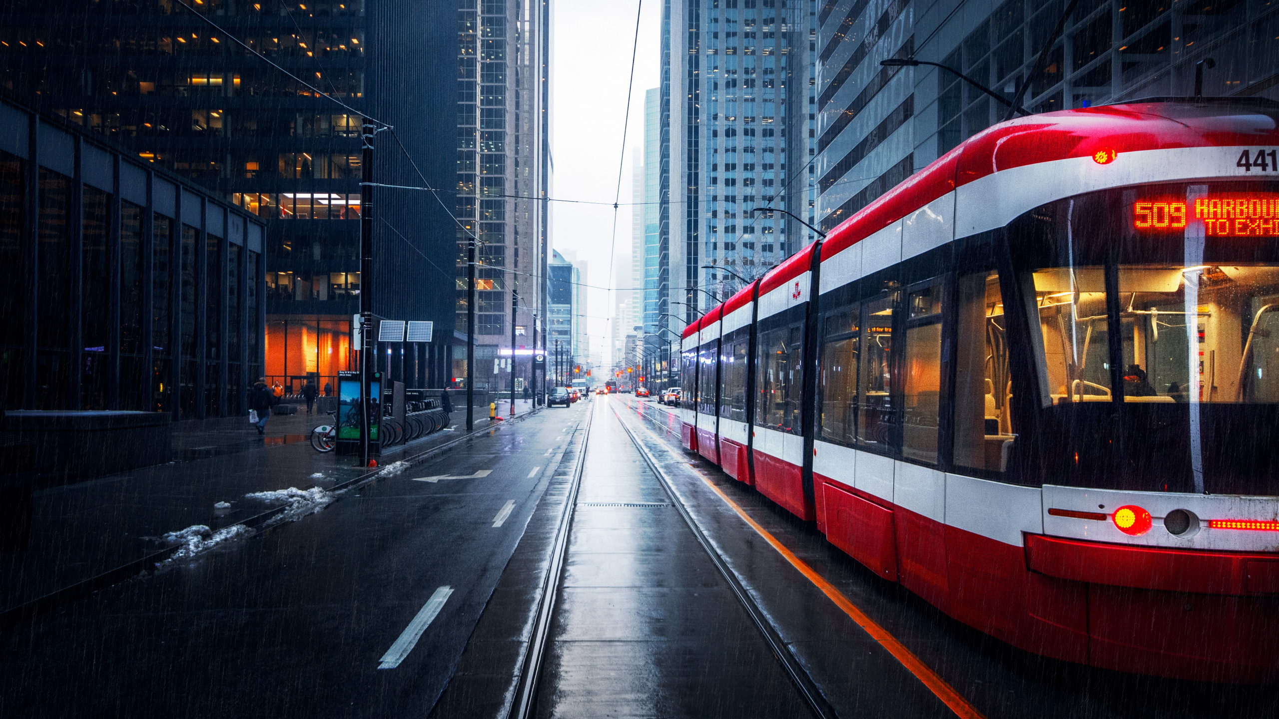 Обои Торонто, поезд, здание, автомобильное освещение, небоскреб в разрешении 2560x1440