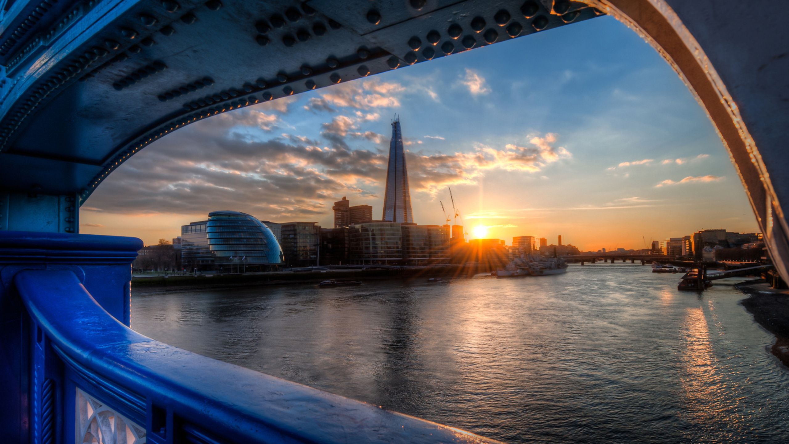 Обои отражение, ориентир, мост, сумрак, закат в разрешении 2560x1440