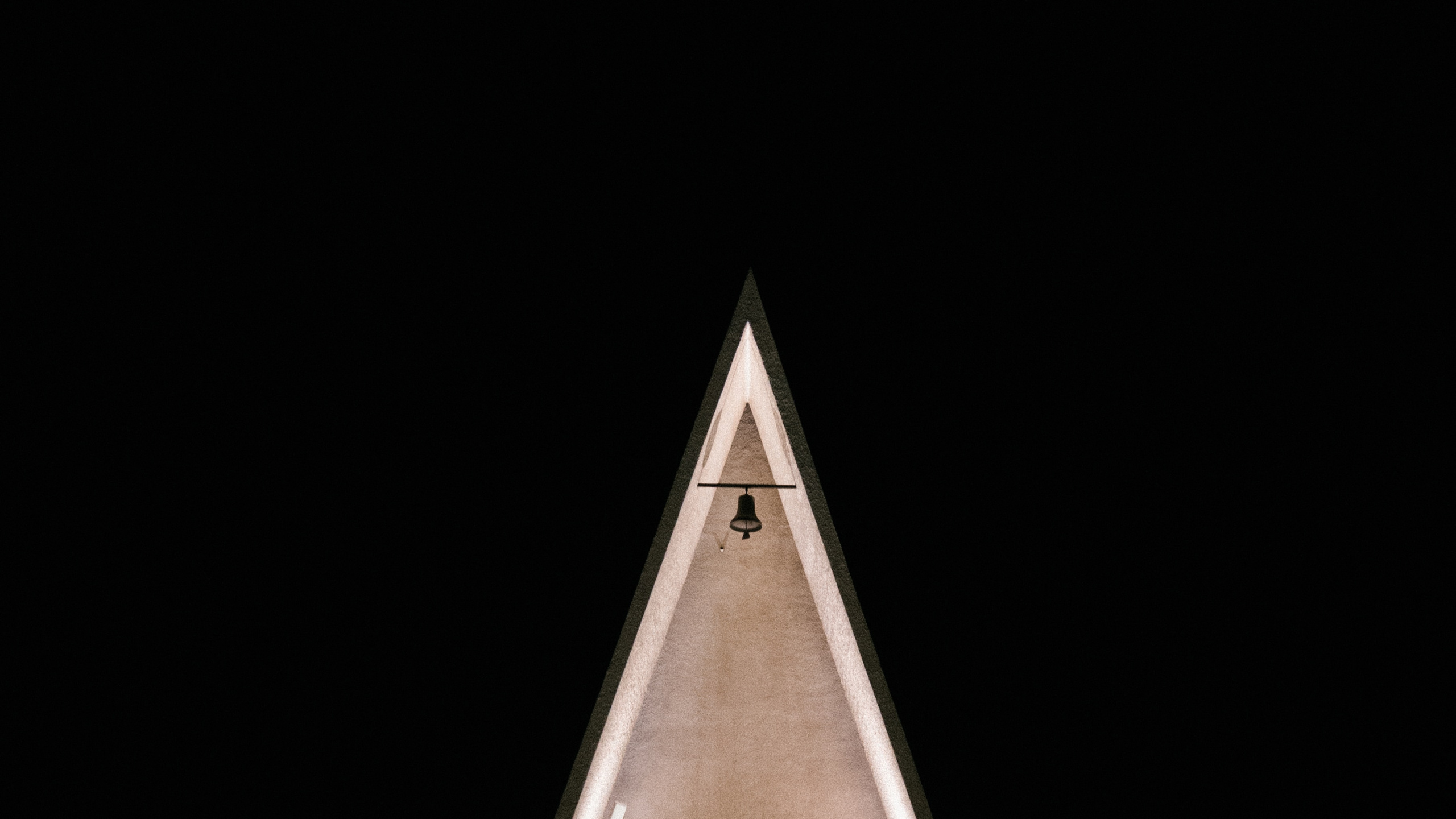 Обои ночь, пирамида, темнота, освещение, архитектура в разрешении 2560x1440