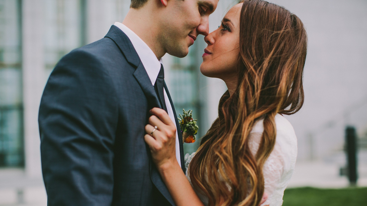 Обои роман, официальная одежда, любовь, лоб, взаимодействие в разрешении 1280x720