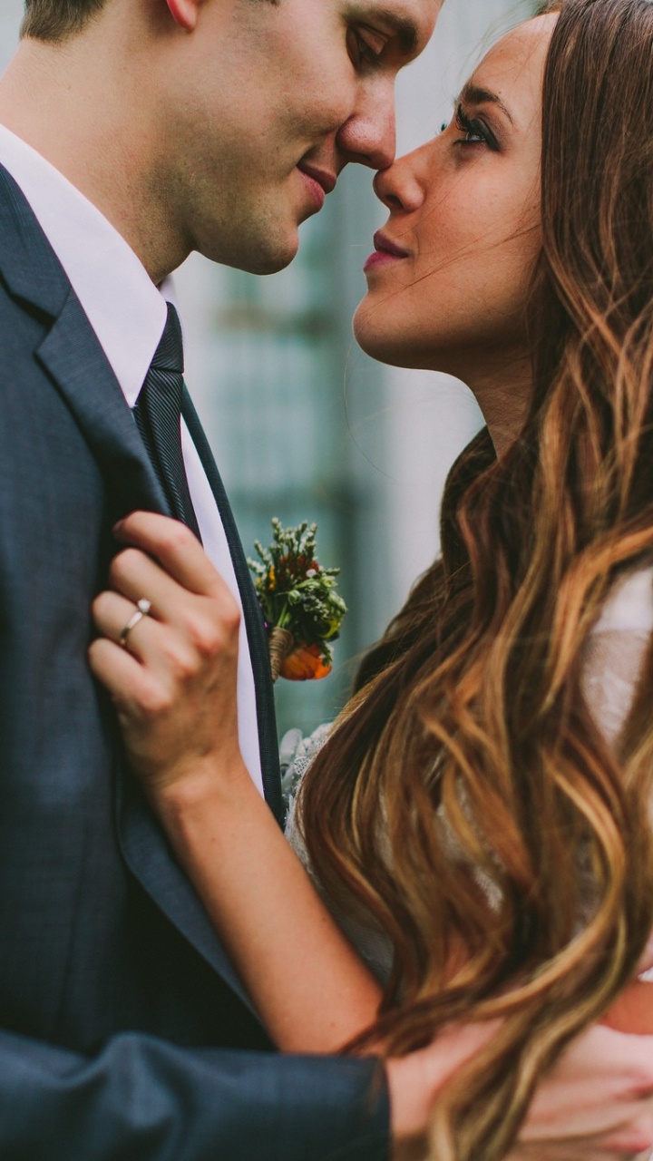 Обои роман, официальная одежда, любовь, лоб, взаимодействие в разрешении 720x1280