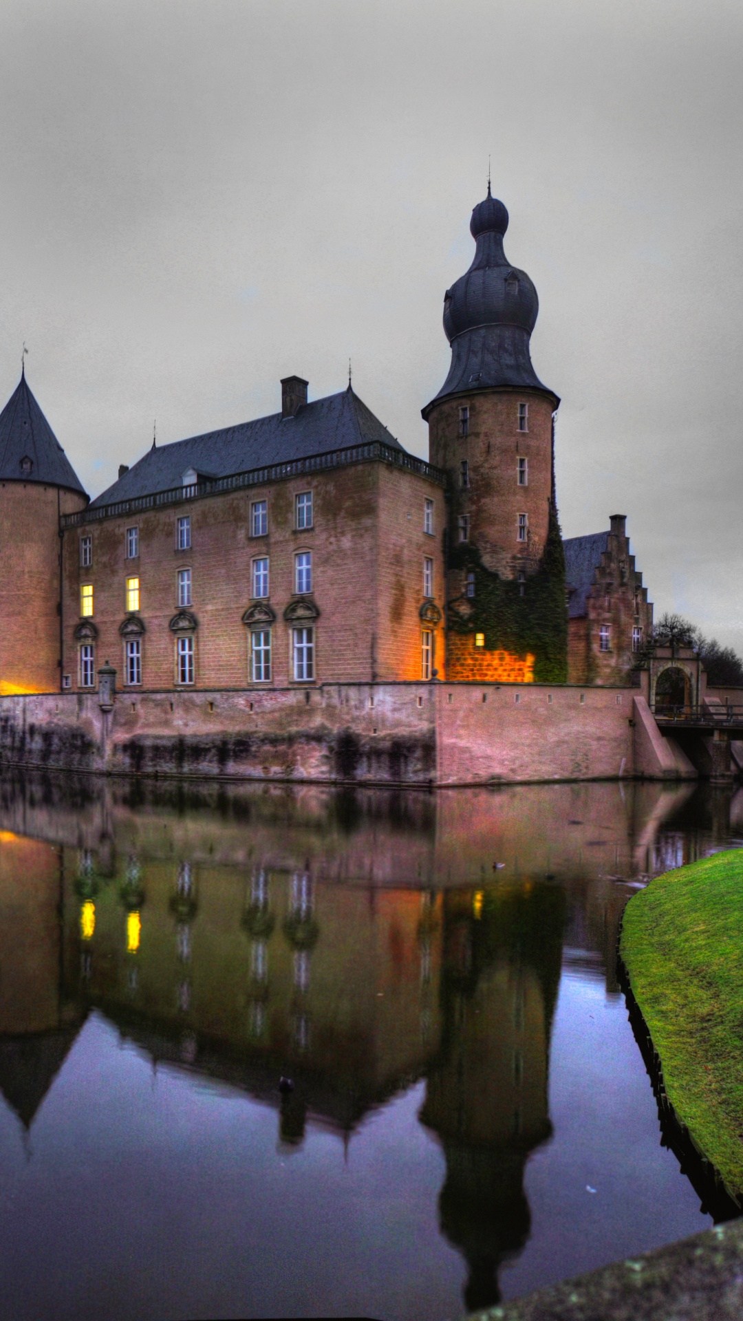 Обои замок, водный путь, вода, отражение, водный замок в разрешении 1080x1920