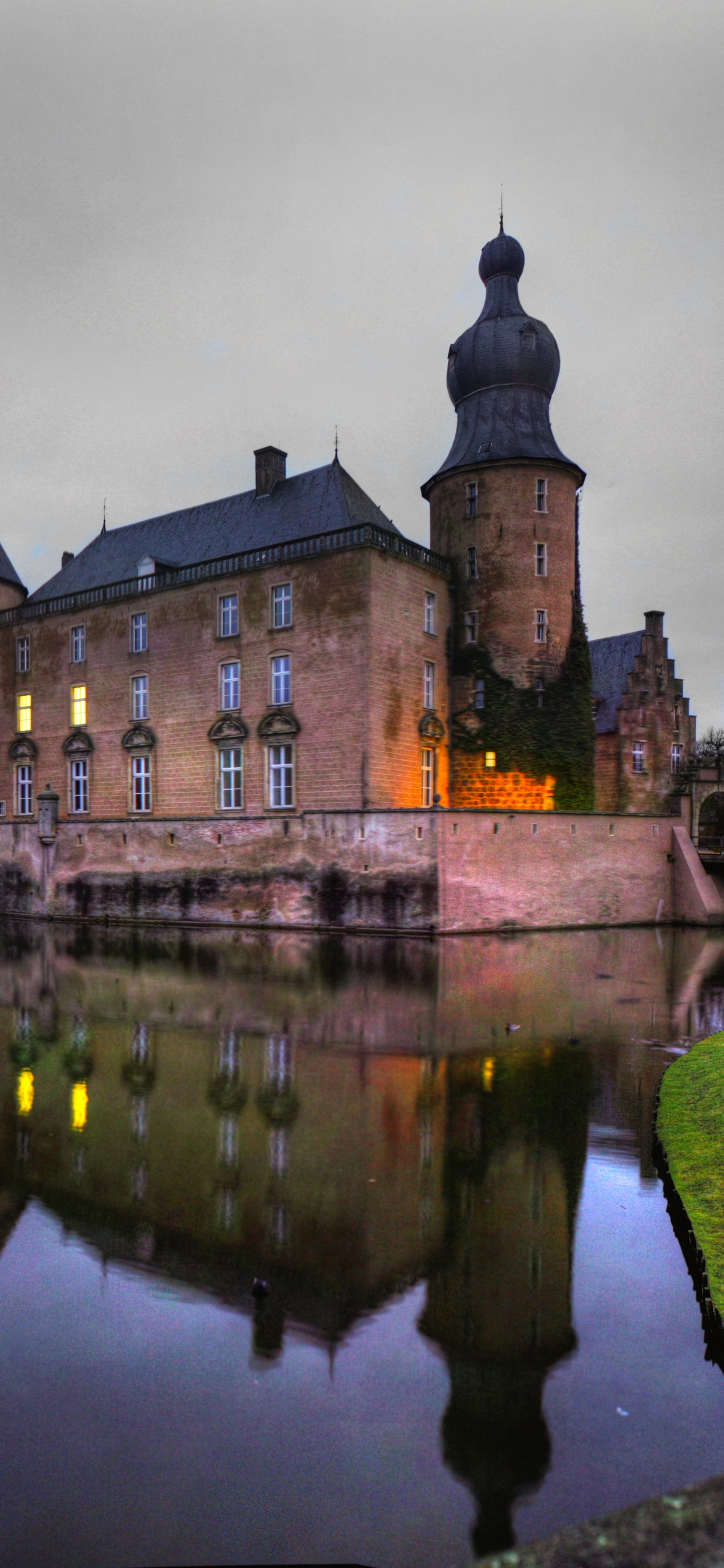 Обои замок, водный путь, вода, отражение, водный замок в разрешении 1242x2688