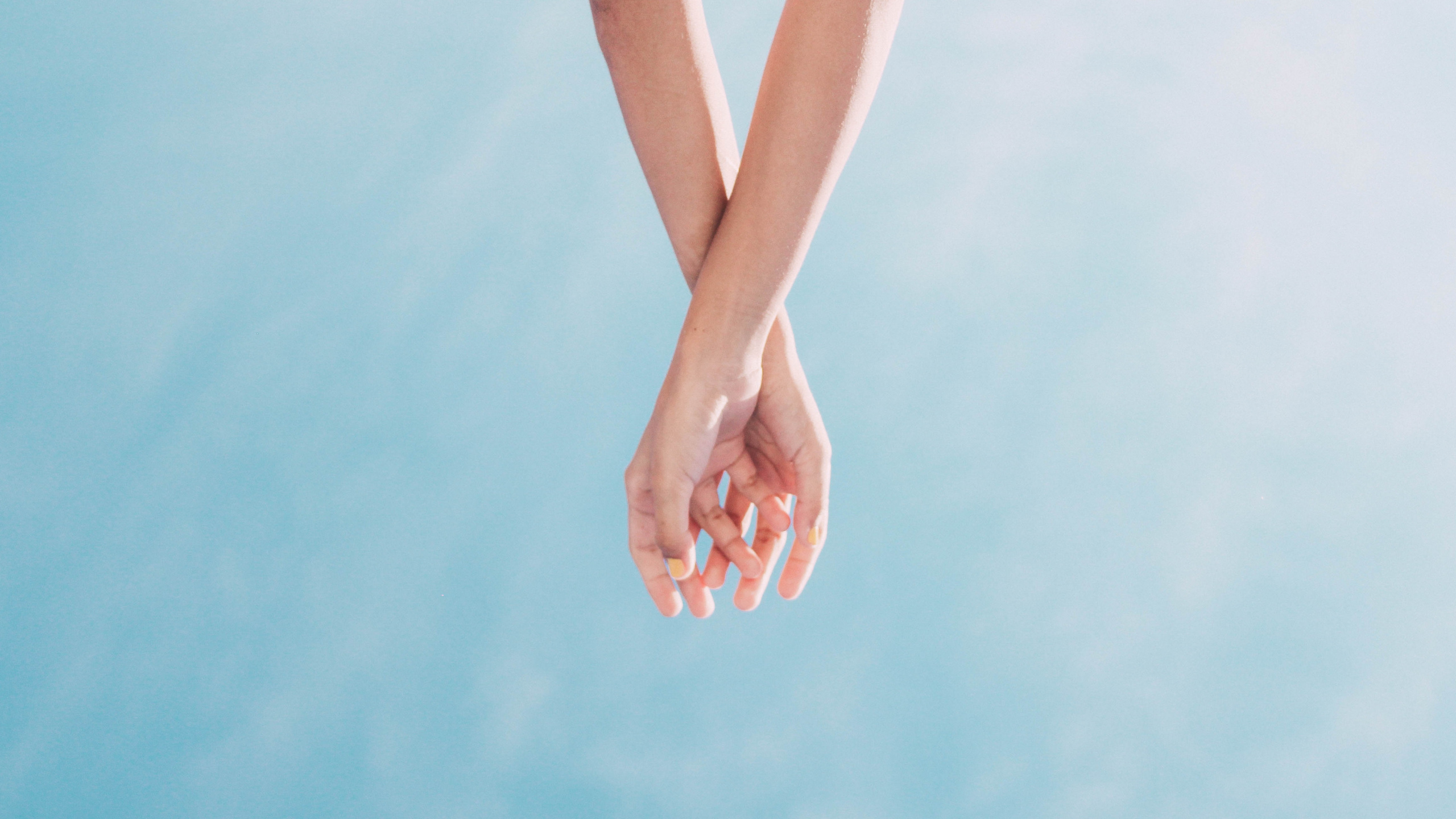 Обои кожа, человеческая нога, нога, ноготь, палец в разрешении 2560x1440