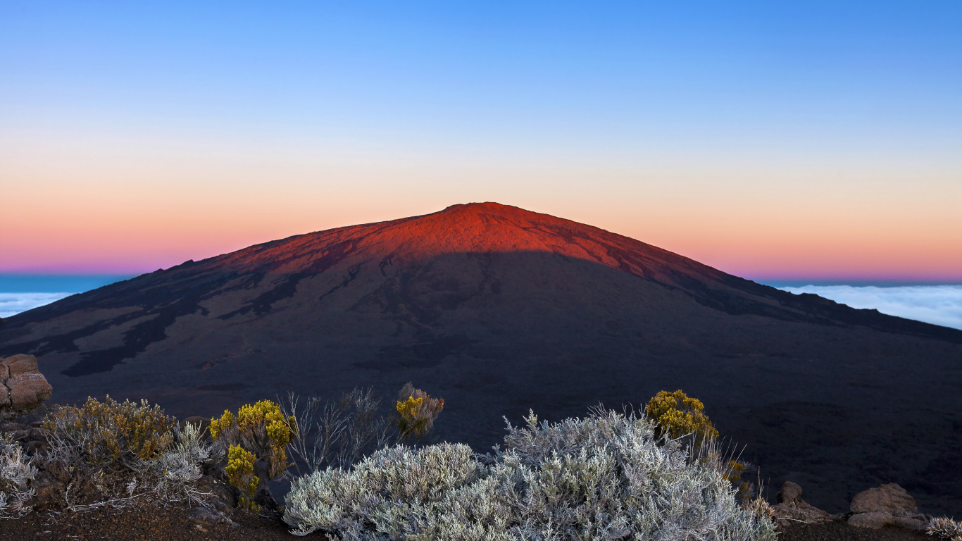 Обои Питон де ла Фурнез, вулкан, горный рельеф, стратовулкан, гора в разрешении 1366x768