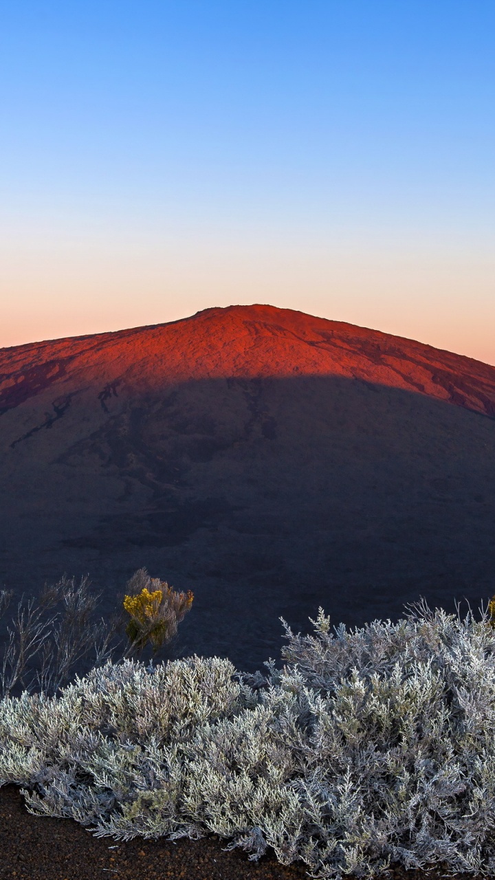 Обои Питон де ла Фурнез, вулкан, горный рельеф, стратовулкан, гора в разрешении 720x1280