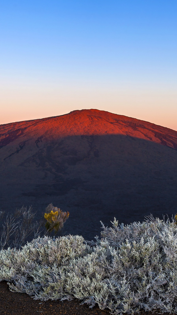 Обои Питон де ла Фурнез, вулкан, горный рельеф, стратовулкан, гора в разрешении 750x1334