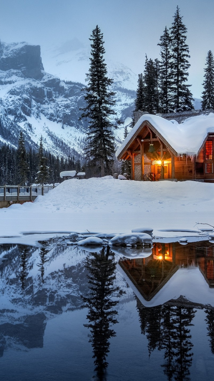 Обои снег, гора, коттедж, зима, природа в разрешении 750x1334