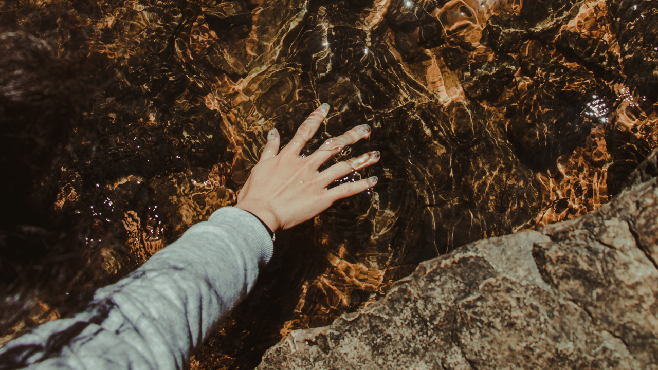 Обои человек касаясь скалы, рок, коричневый цвет, геология, дерево в разрешении 1280x720