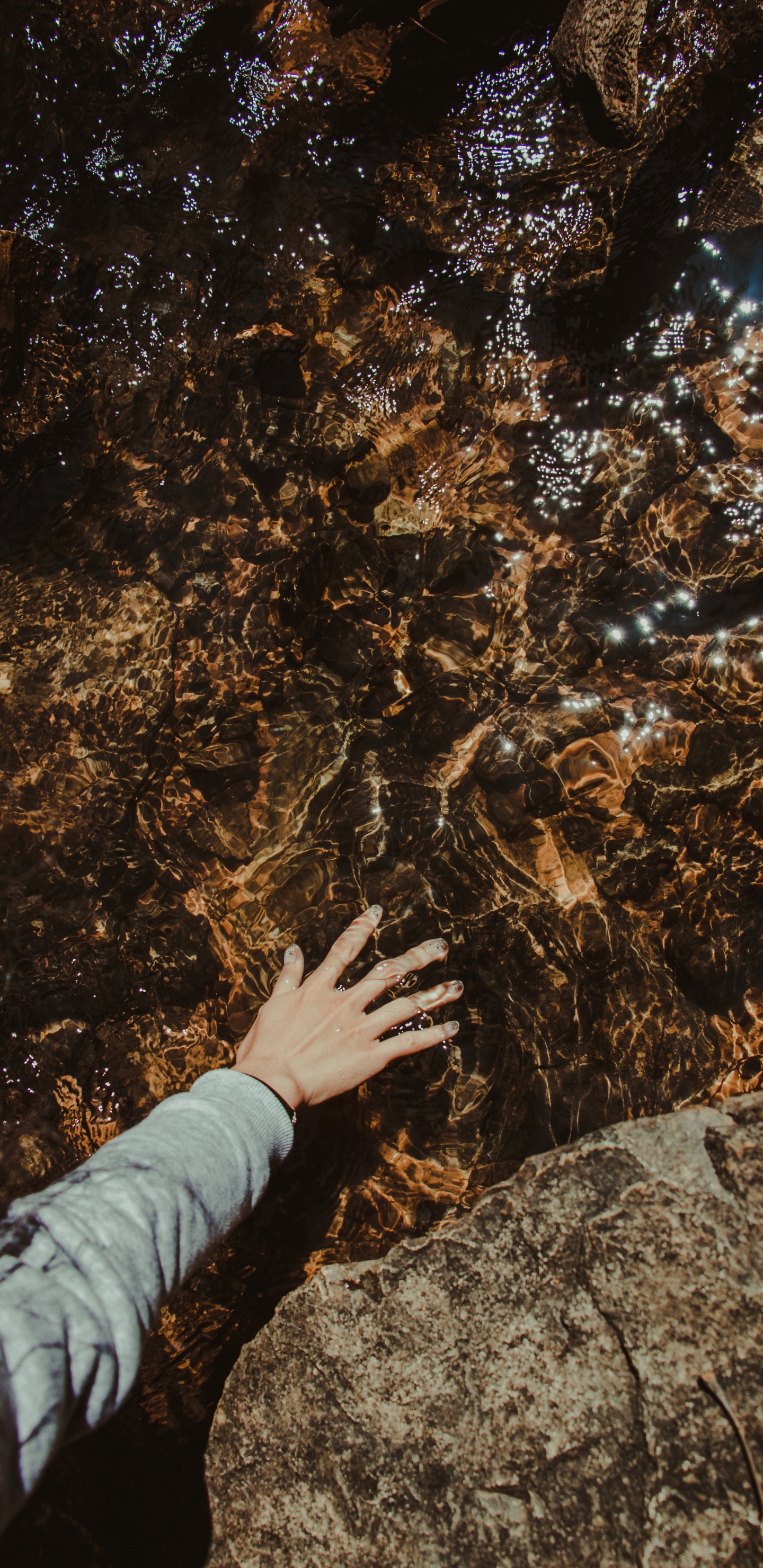 Обои человек касаясь скалы, рок, коричневый цвет, геология, дерево в разрешении 1440x2960