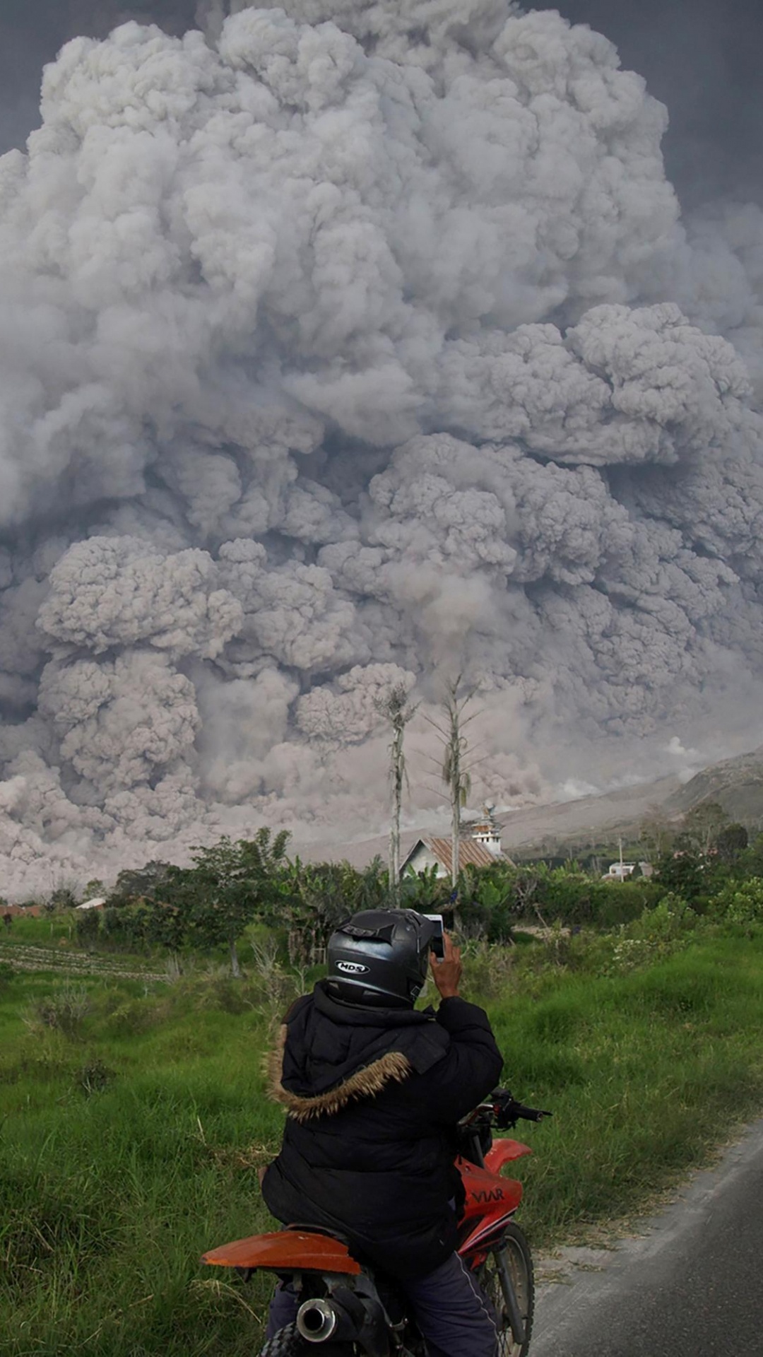 Обои Синабунг, вулкан, вулканический пепел, дым, пожар в разрешении 1080x1920