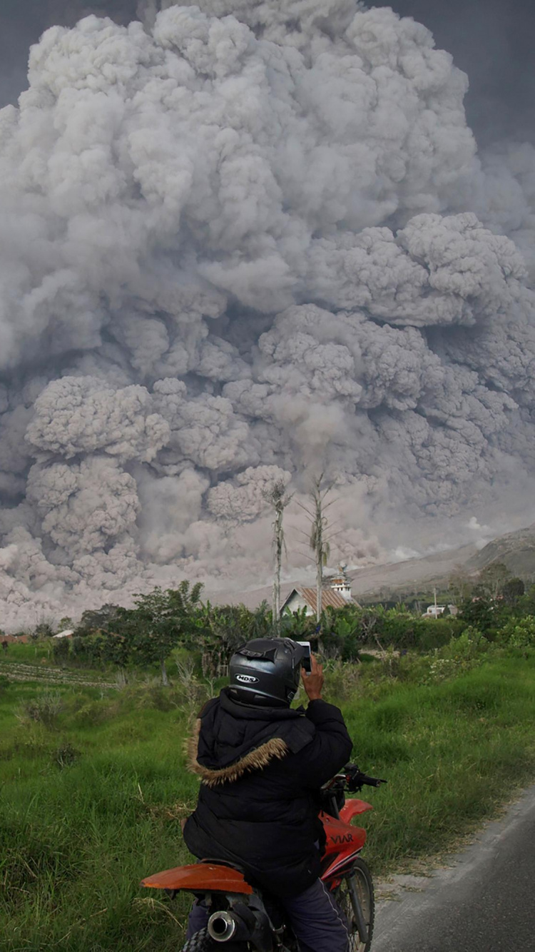 Обои Синабунг, вулкан, вулканический пепел, дым, пожар в разрешении 750x1334
