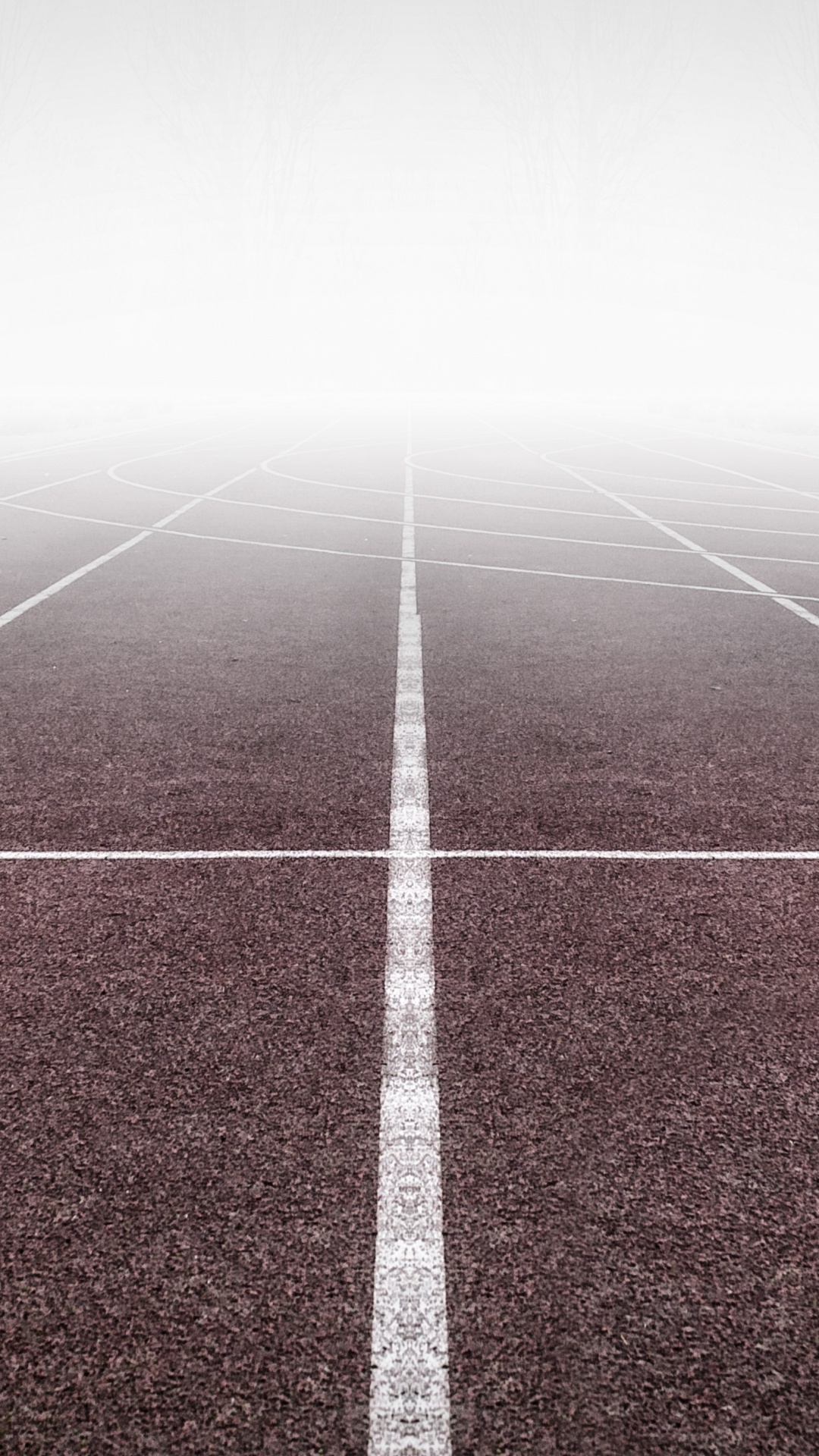 Обои спортсмен, линия, спортивные объекты, асфальт, атмосфера в разрешении 1080x1920