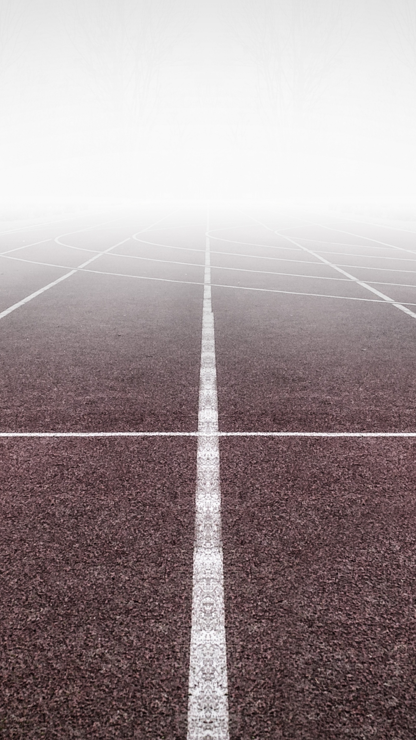 Обои спортсмен, линия, спортивные объекты, асфальт, атмосфера в разрешении 1440x2560