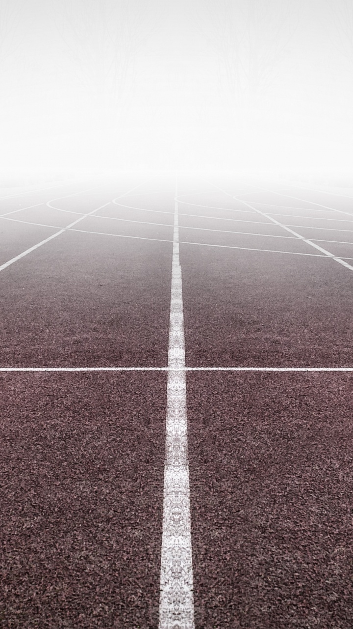 Обои спортсмен, линия, спортивные объекты, асфальт, атмосфера в разрешении 720x1280