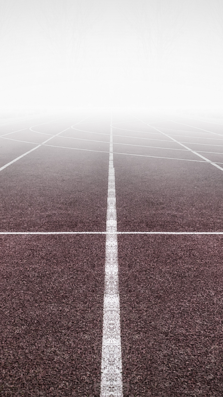 Обои спортсмен, линия, спортивные объекты, асфальт, атмосфера в разрешении 750x1334