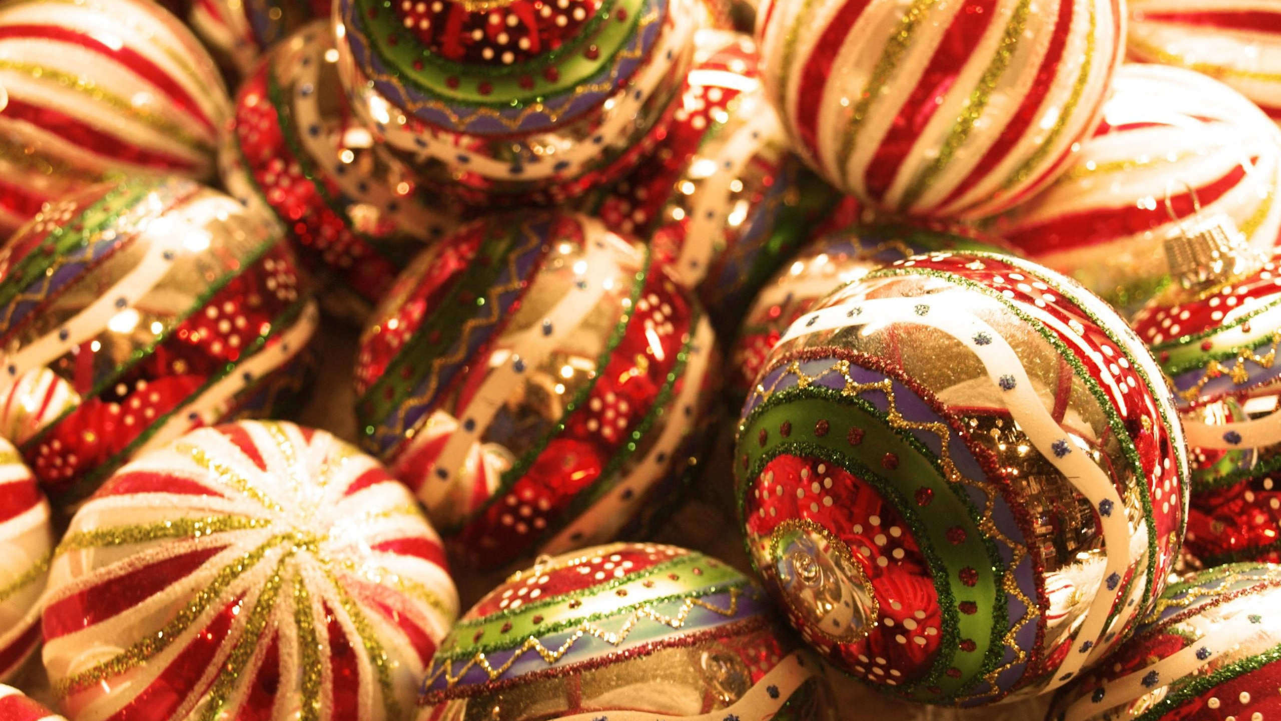 Обои Рождественские украшения, Новый год, традиция, стол, таблица в разрешении 2560x1440