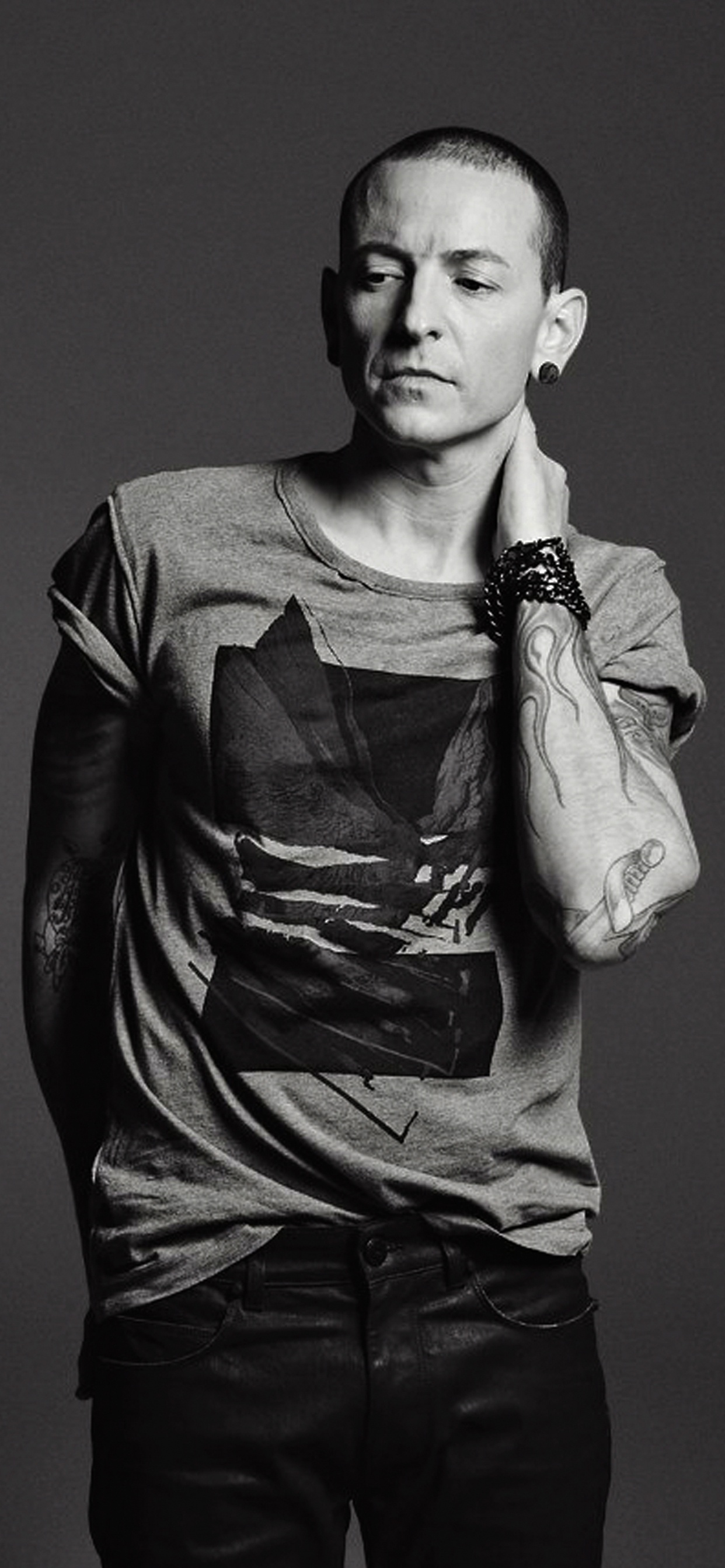 Обои Честер Беннингтон, Линкин Парк, музыка, стояние, монохромный в разрешении 1242x2688