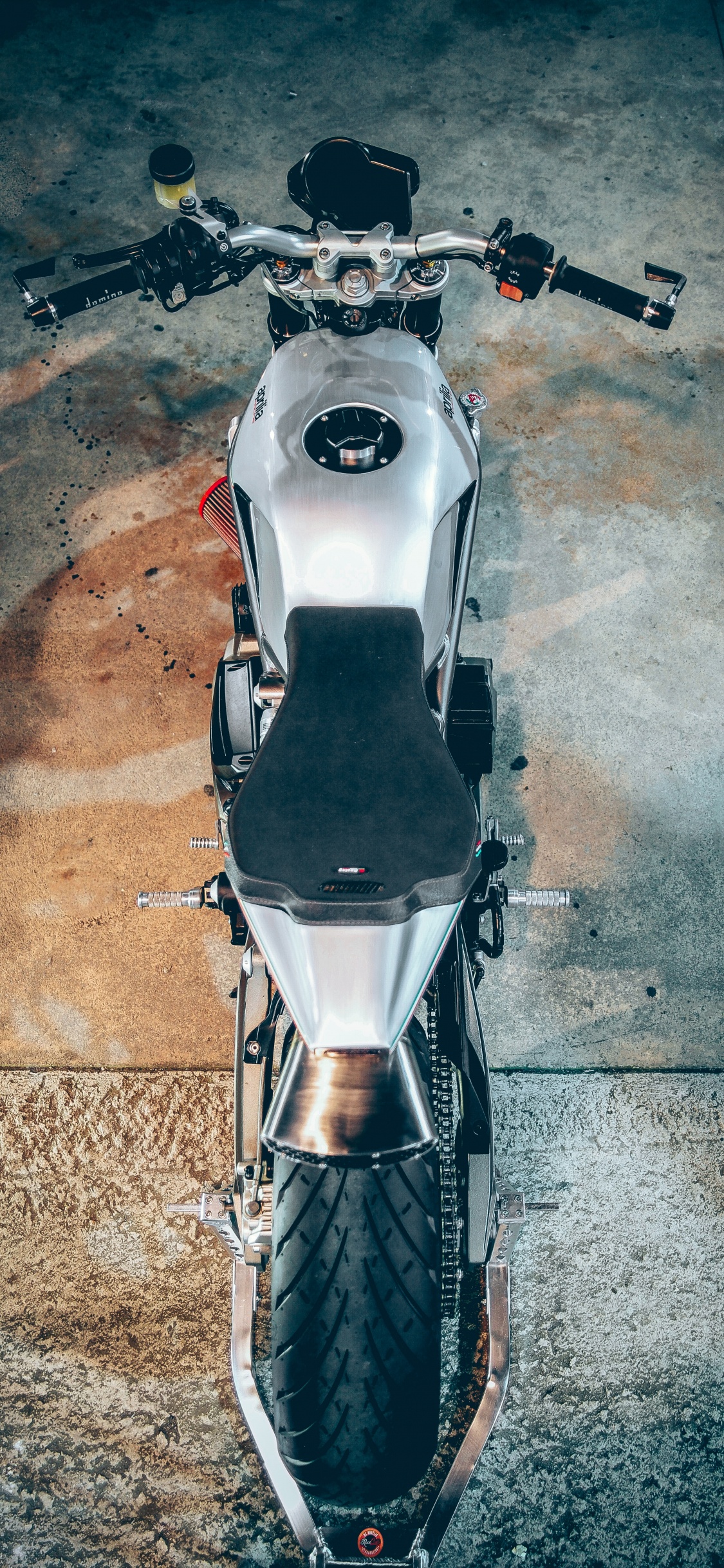 Обои мотоцикл, велосипед, автомобильные шины, шина, бампер в разрешении 1125x2436