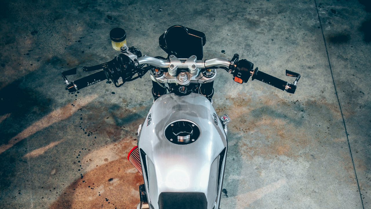 Обои мотоцикл, велосипед, автомобильные шины, шина, бампер в разрешении 1280x720