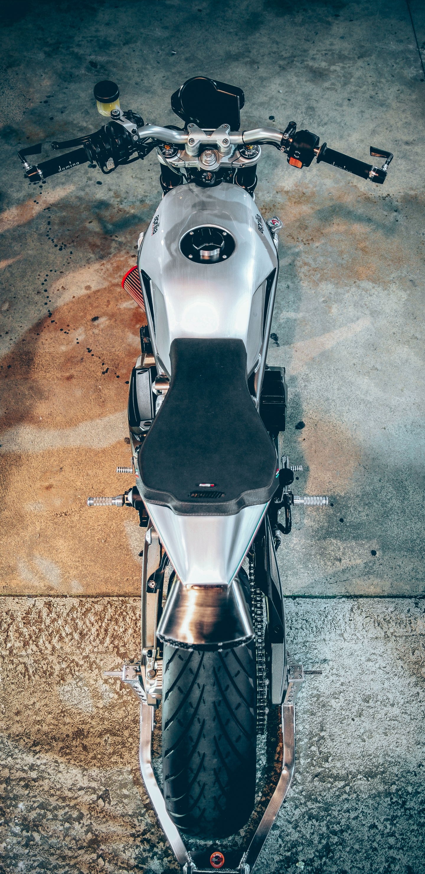 Обои мотоцикл, велосипед, автомобильные шины, шина, бампер в разрешении 1440x2960