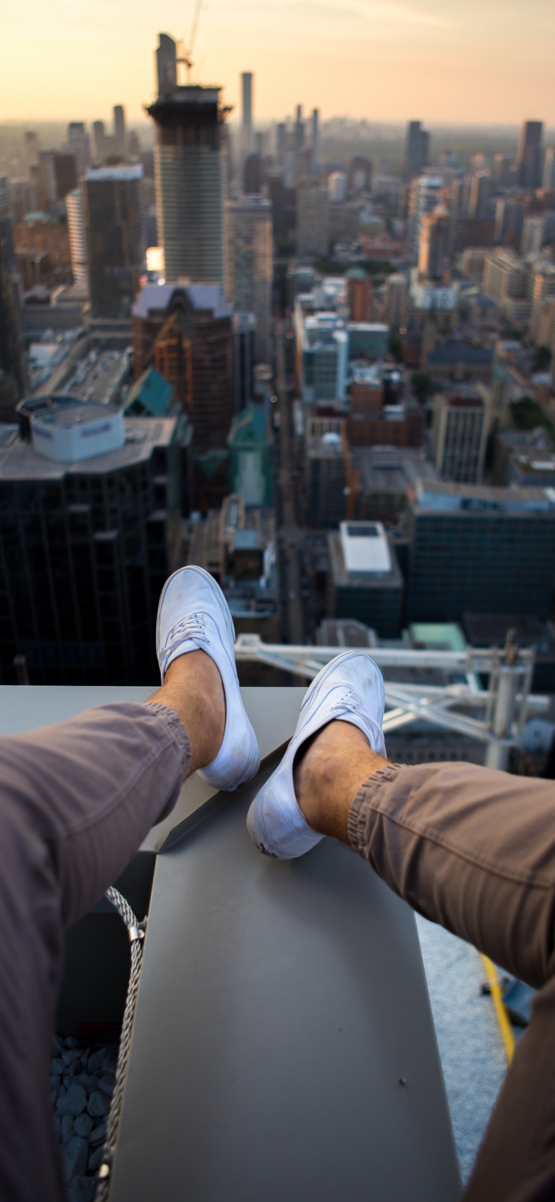 Обои нога, городской район, город, населенный пункт, рука в разрешении 1125x2436