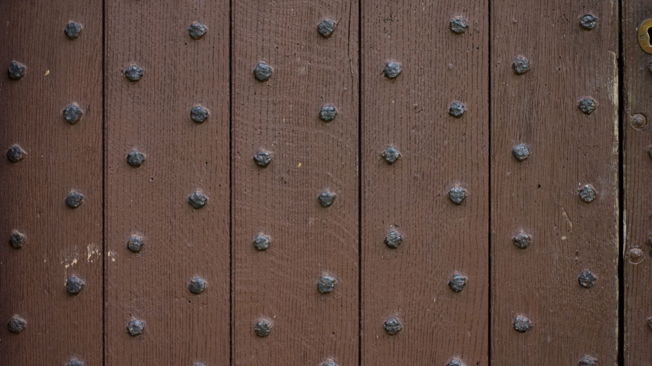 Обои дверь, ворота, морилка, древесина, стена в разрешении 1280x720