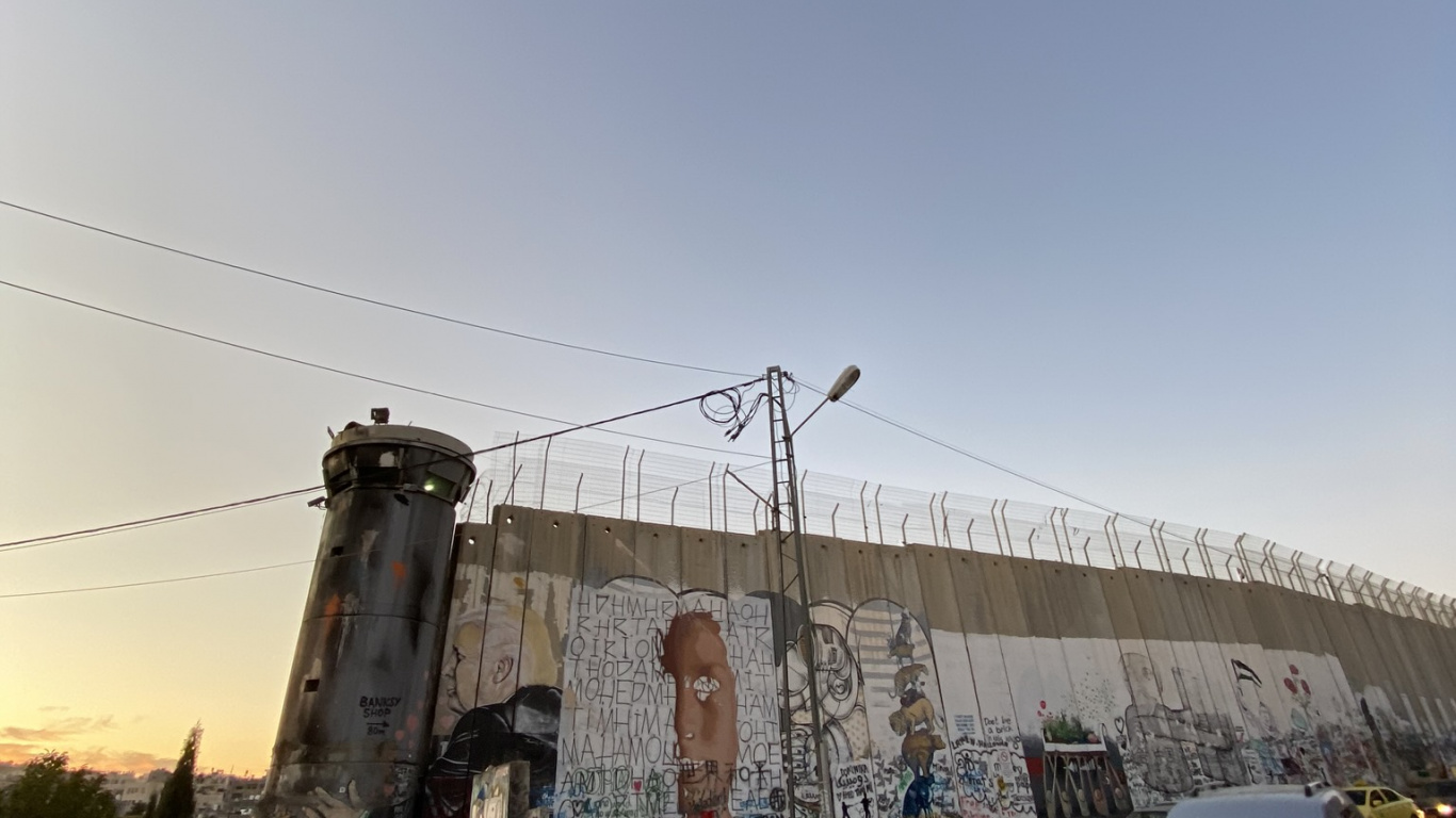 Обои здание, крыша, транспорт, автомобильный стояночный свет, Король в разрешении 1366x768