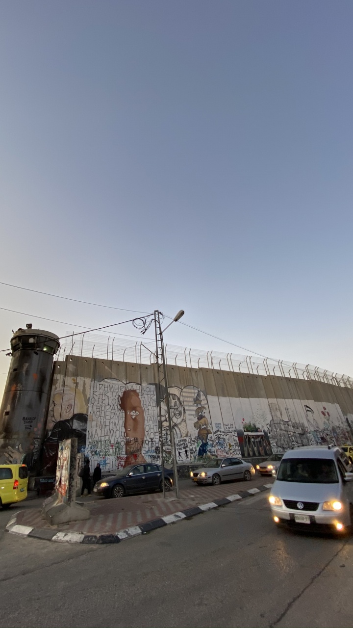 Обои здание, крыша, транспорт, автомобильный стояночный свет, Король в разрешении 720x1280