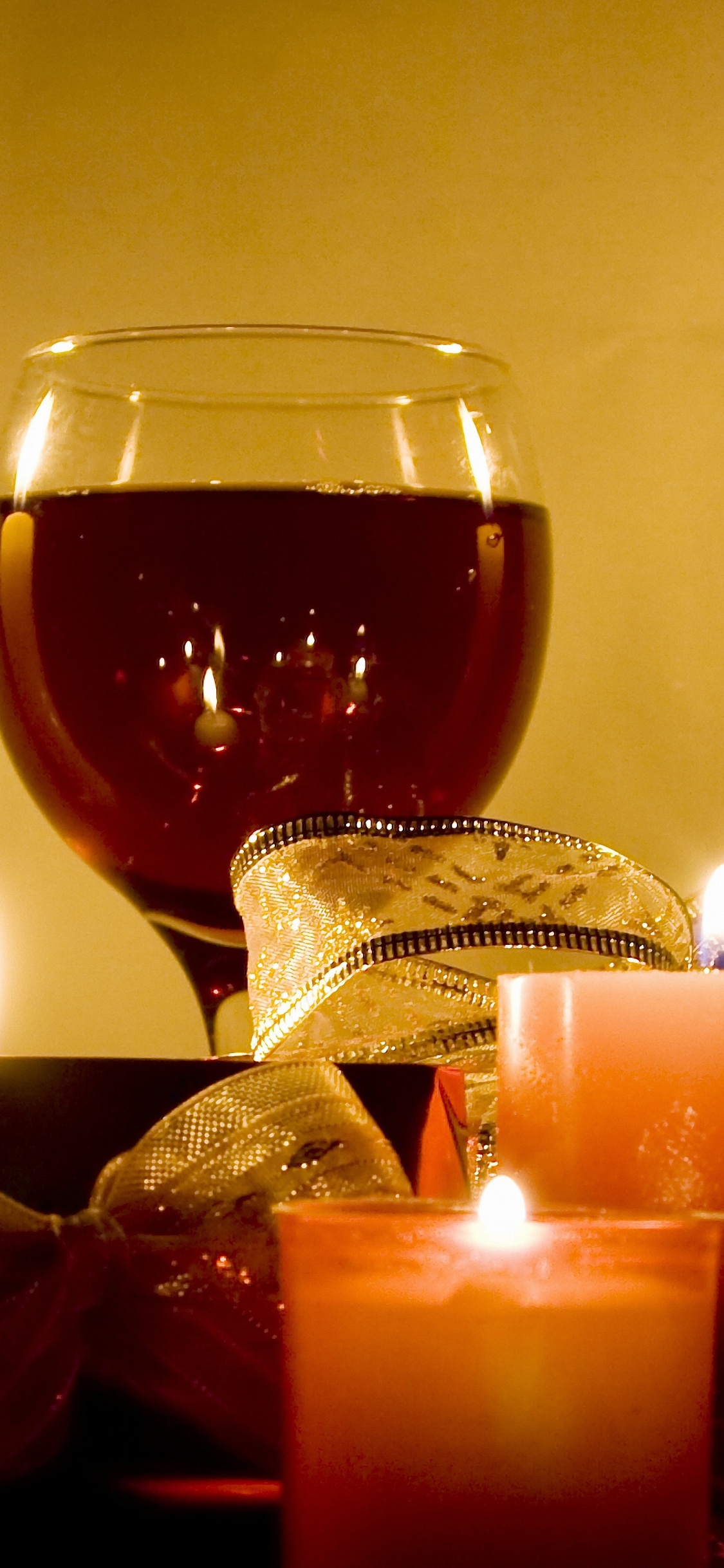 Обои вино, свеча, освещение, воск, натюрморт в разрешении 1125x2436