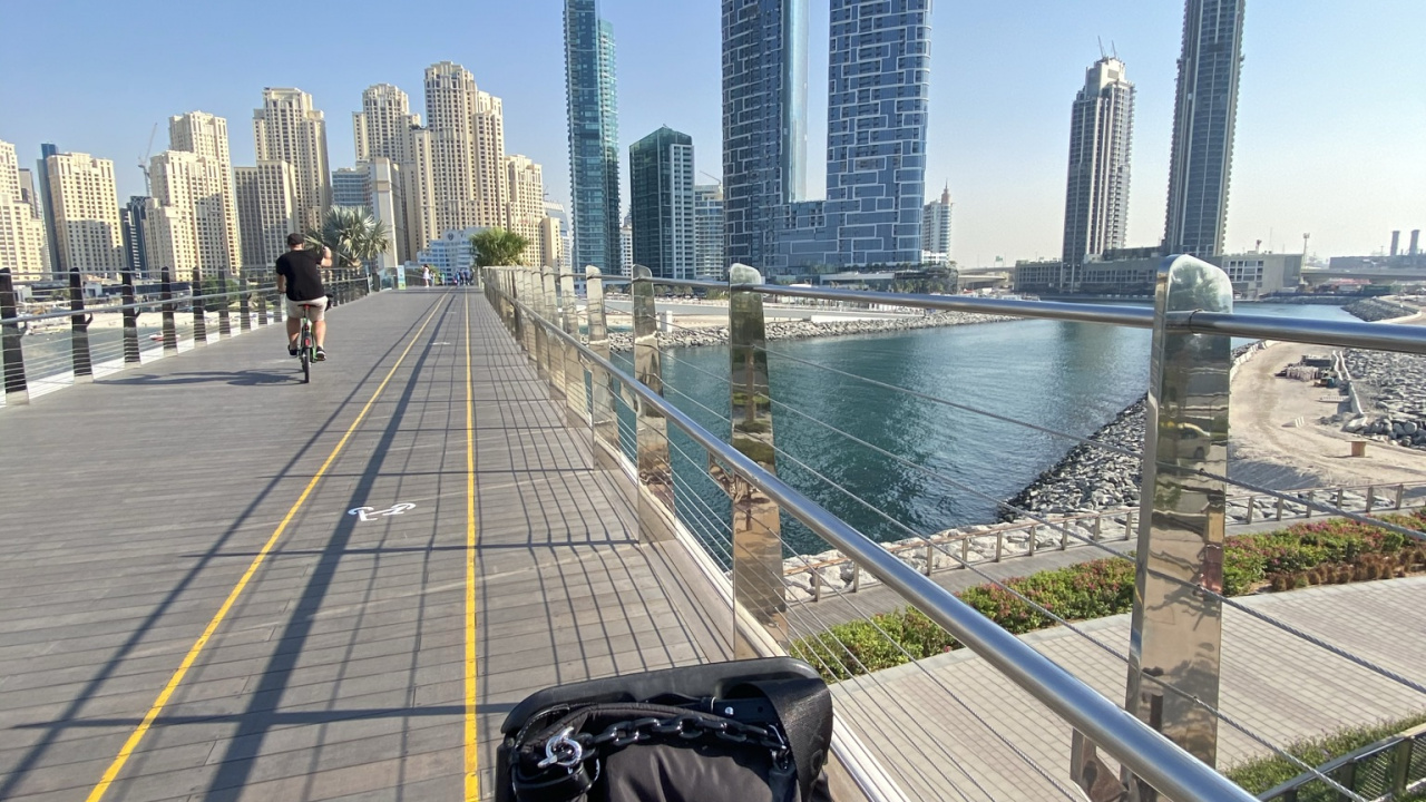 Обои Дубай, дневное время, башня, велосипед аксессуар, метрополия в разрешении 1280x720