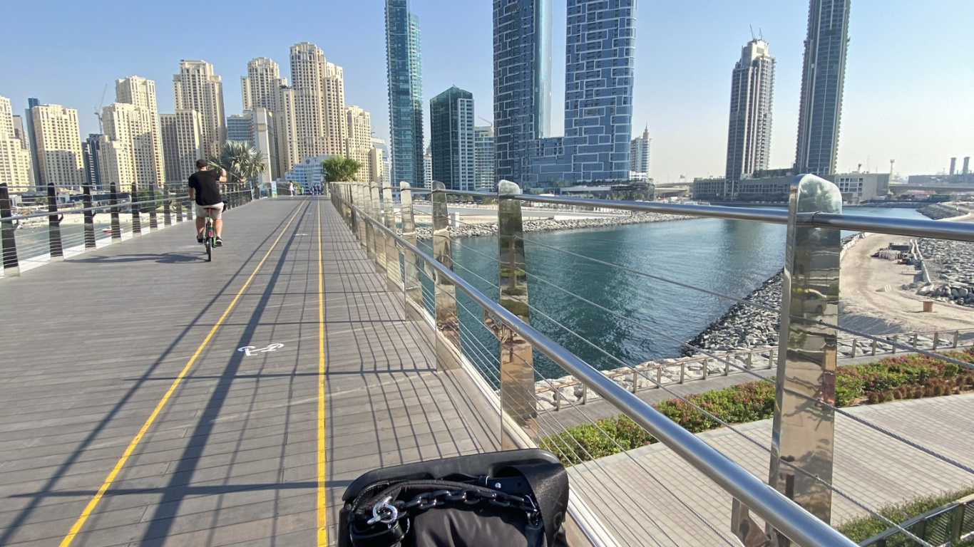Обои Дубай, дневное время, башня, велосипед аксессуар, метрополия в разрешении 1366x768