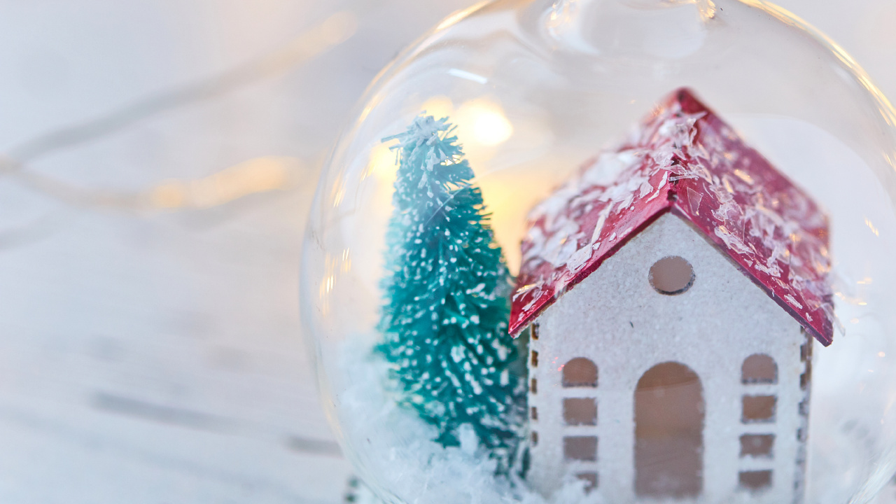 Обои рождественский орнамент, дерево, пряничный домик, снежный шар, родина в разрешении 1280x720