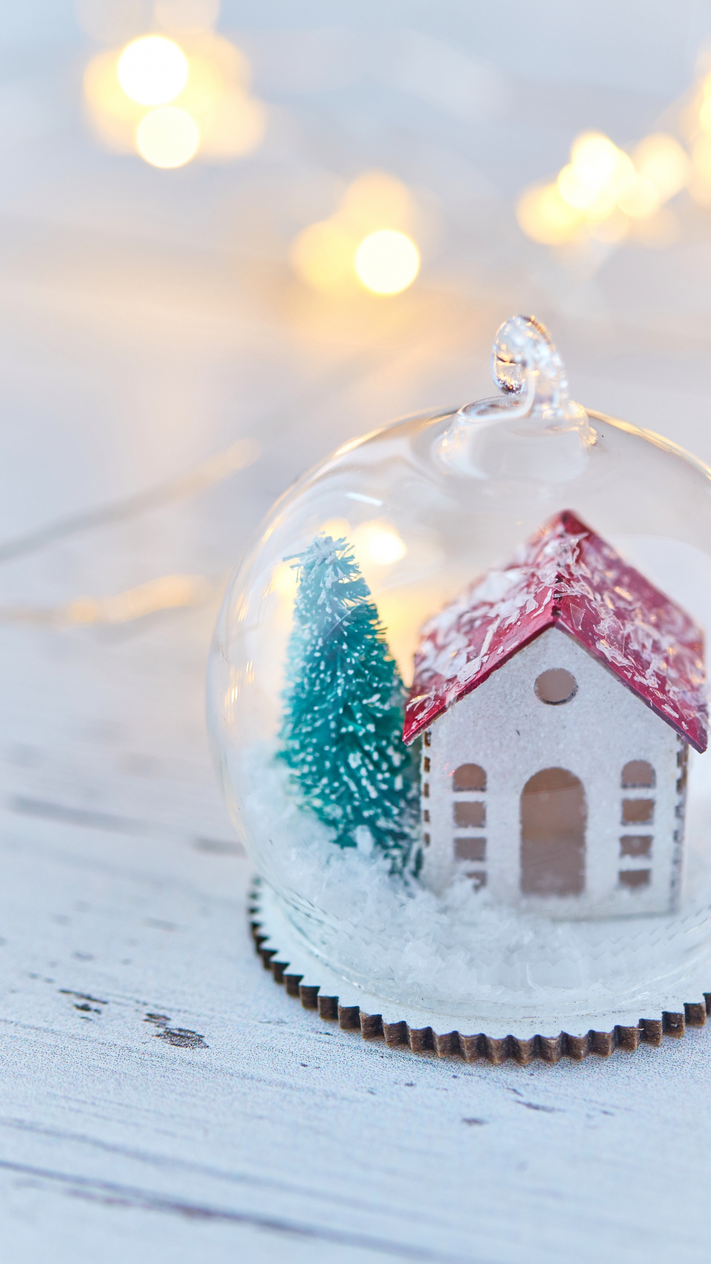 Обои рождественский орнамент, дерево, пряничный домик, снежный шар, родина в разрешении 1440x2560