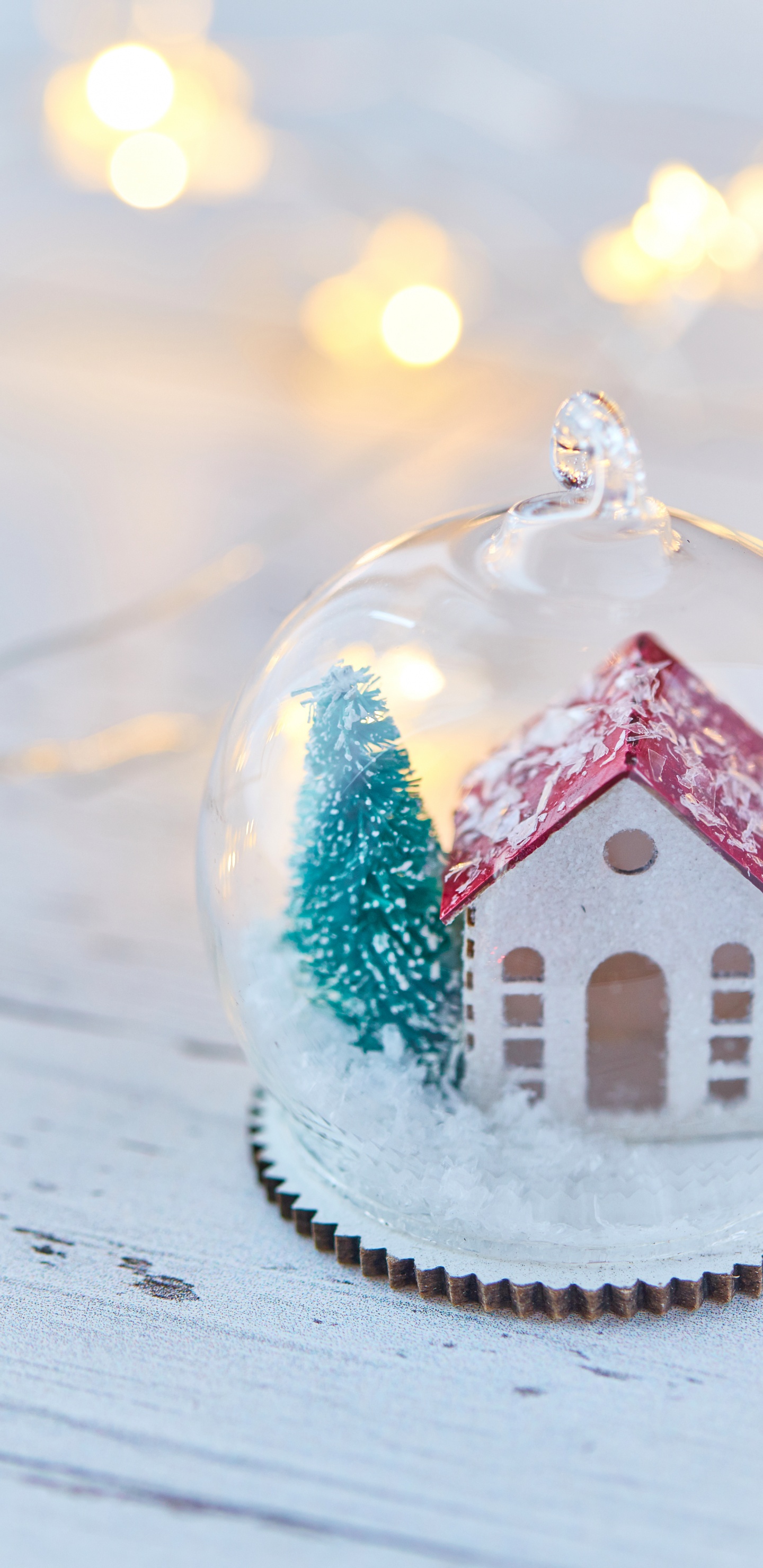 Обои рождественский орнамент, дерево, пряничный домик, снежный шар, родина в разрешении 1440x2960